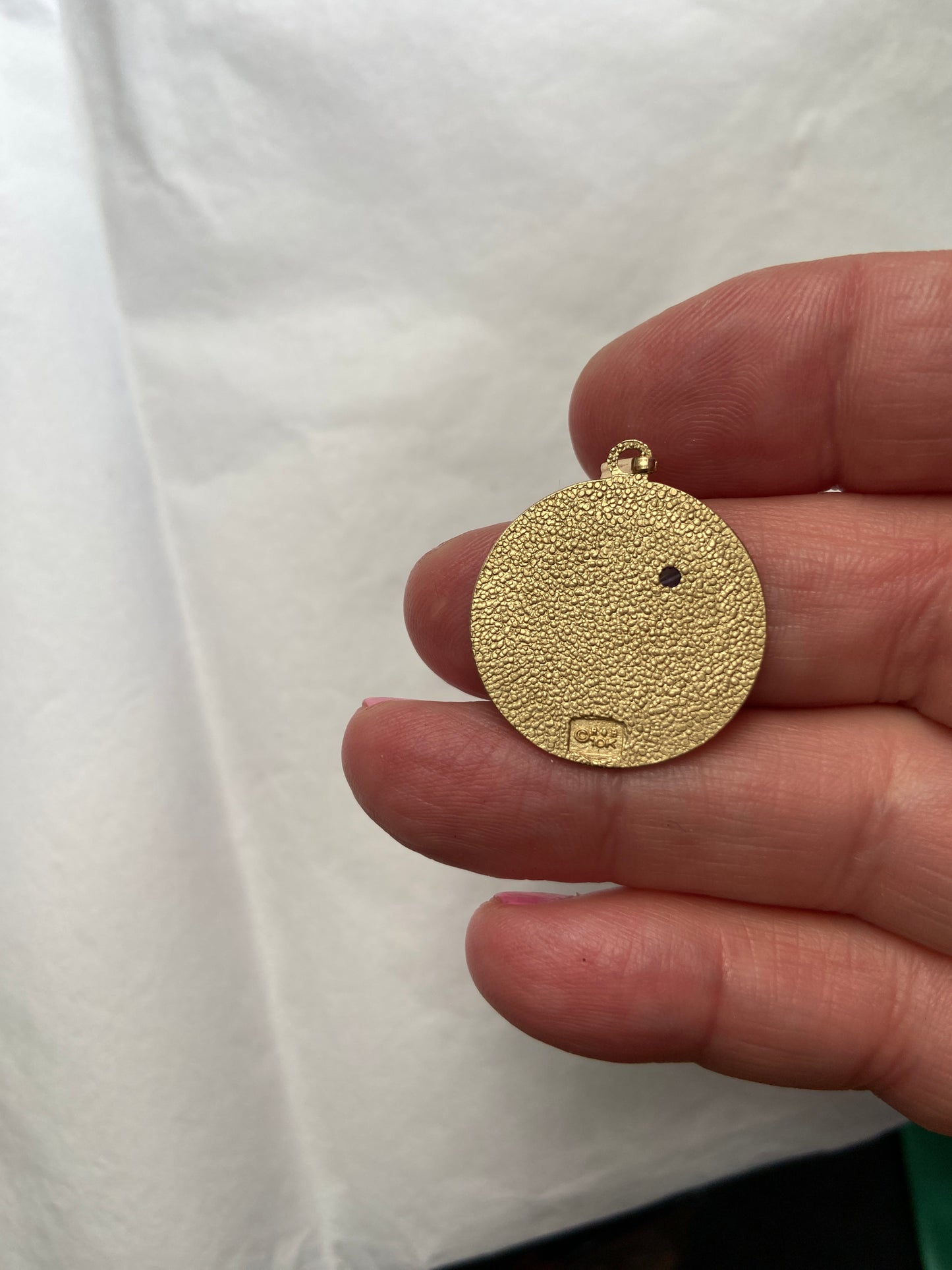 10ct pisces charm / pendant with celestial signs