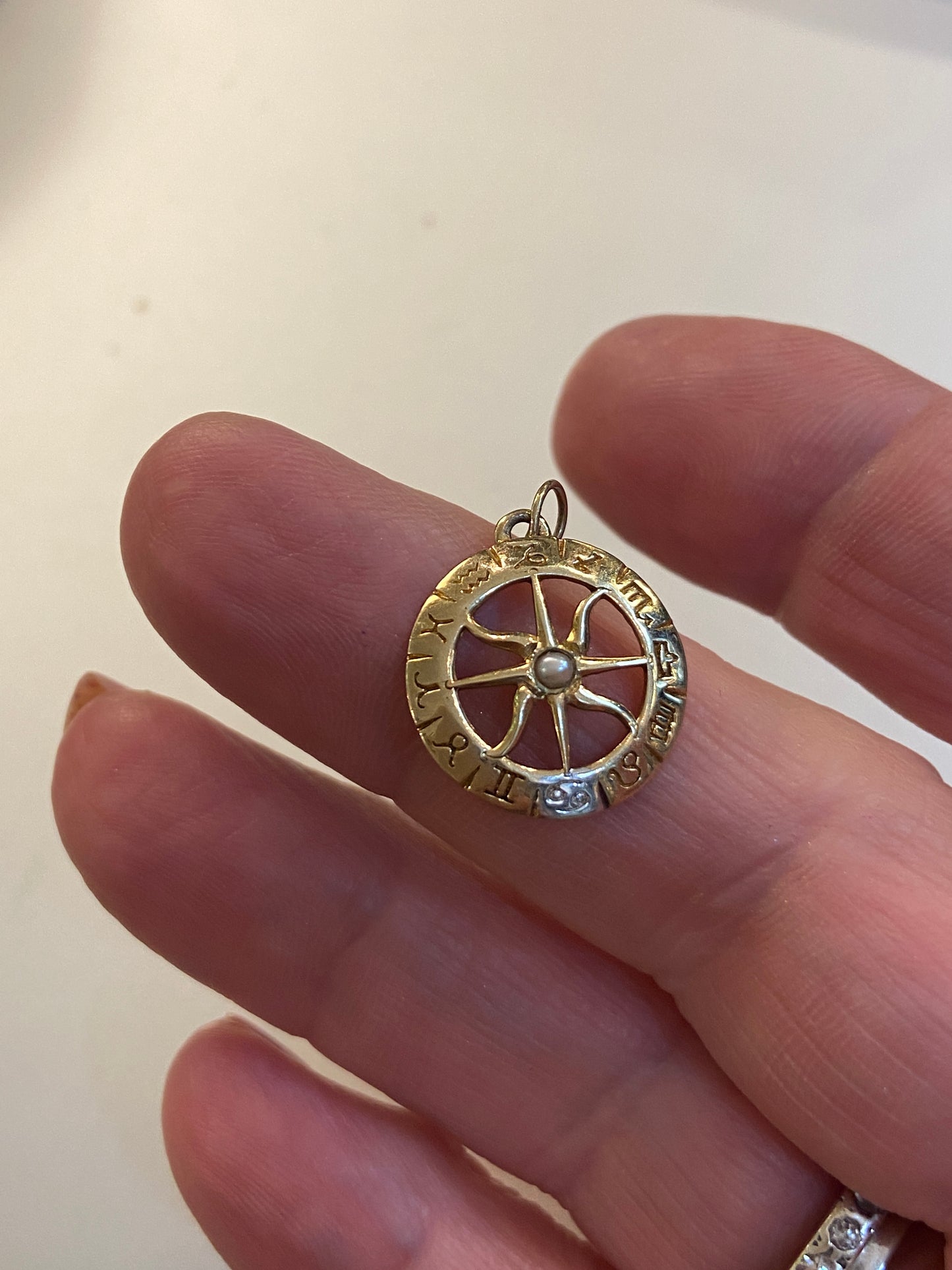 9ct vintage pisces astrology pendant / charm