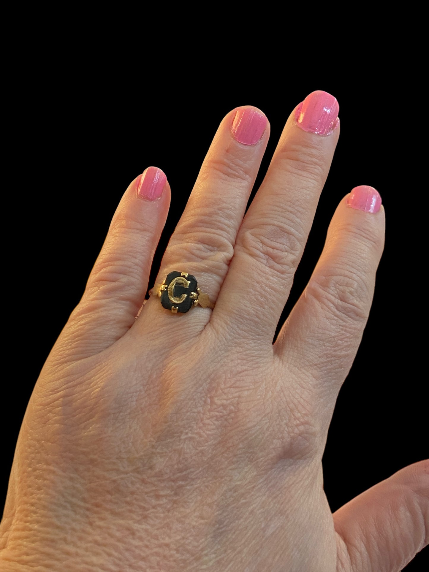 9ct victorian Onyx initial ring 'c' size m 1/2