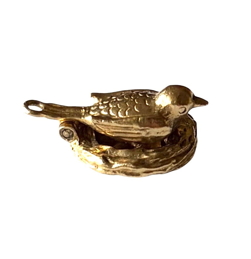 9ct vintage 'just laid' hen on nest charm, opening charm 4.02g circa 1973