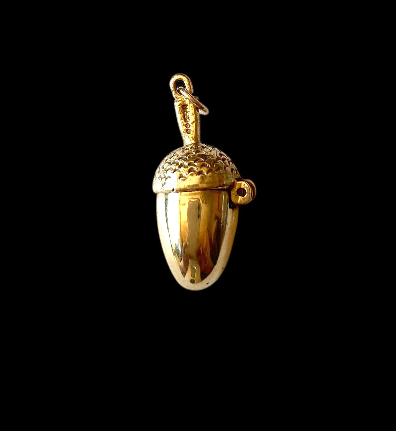 9ct opening acorn charm with a leaf inside circa 1969 3.7g