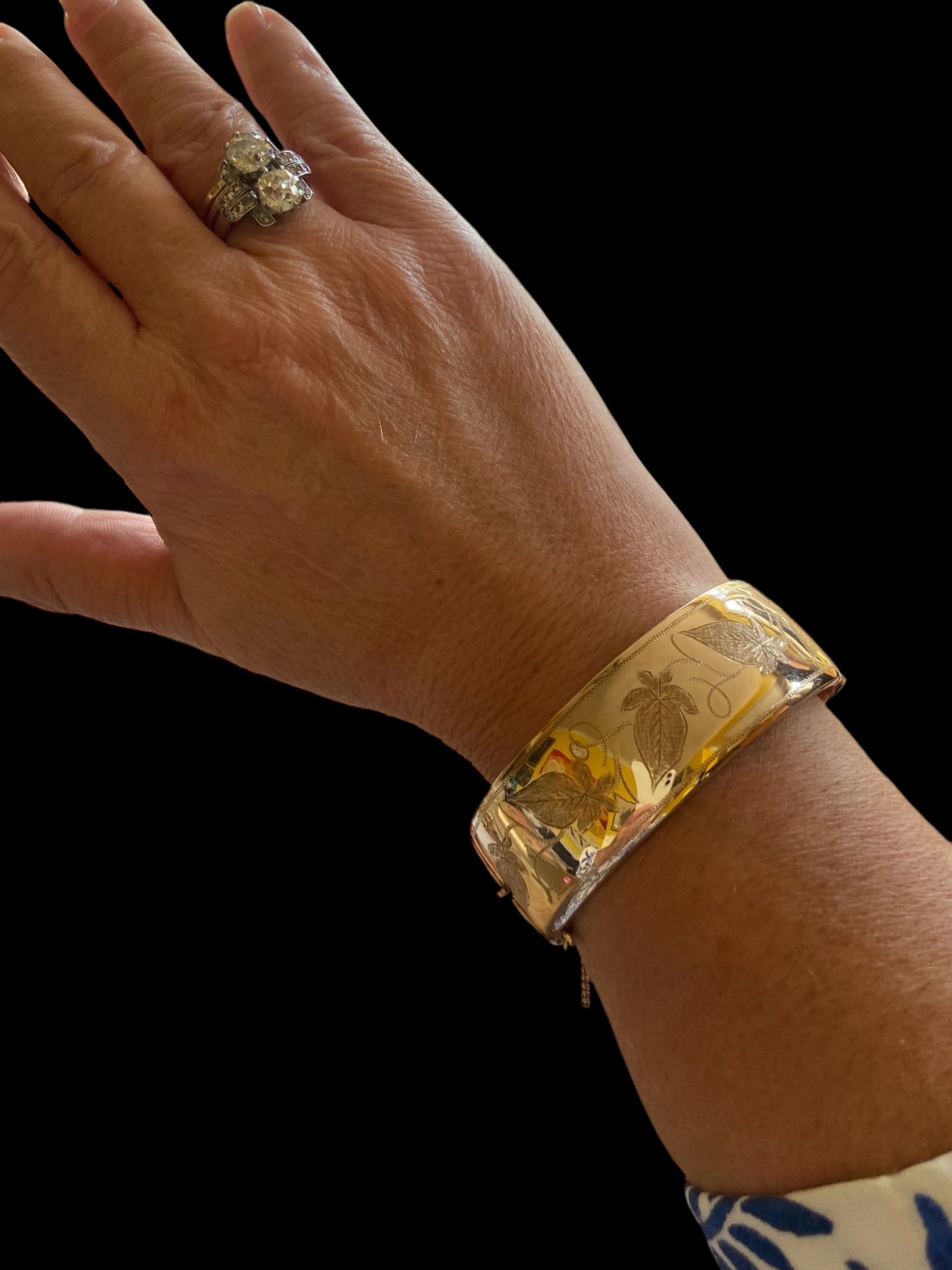 9ct vintage bangle, Large, attractive and heavy 35.8g