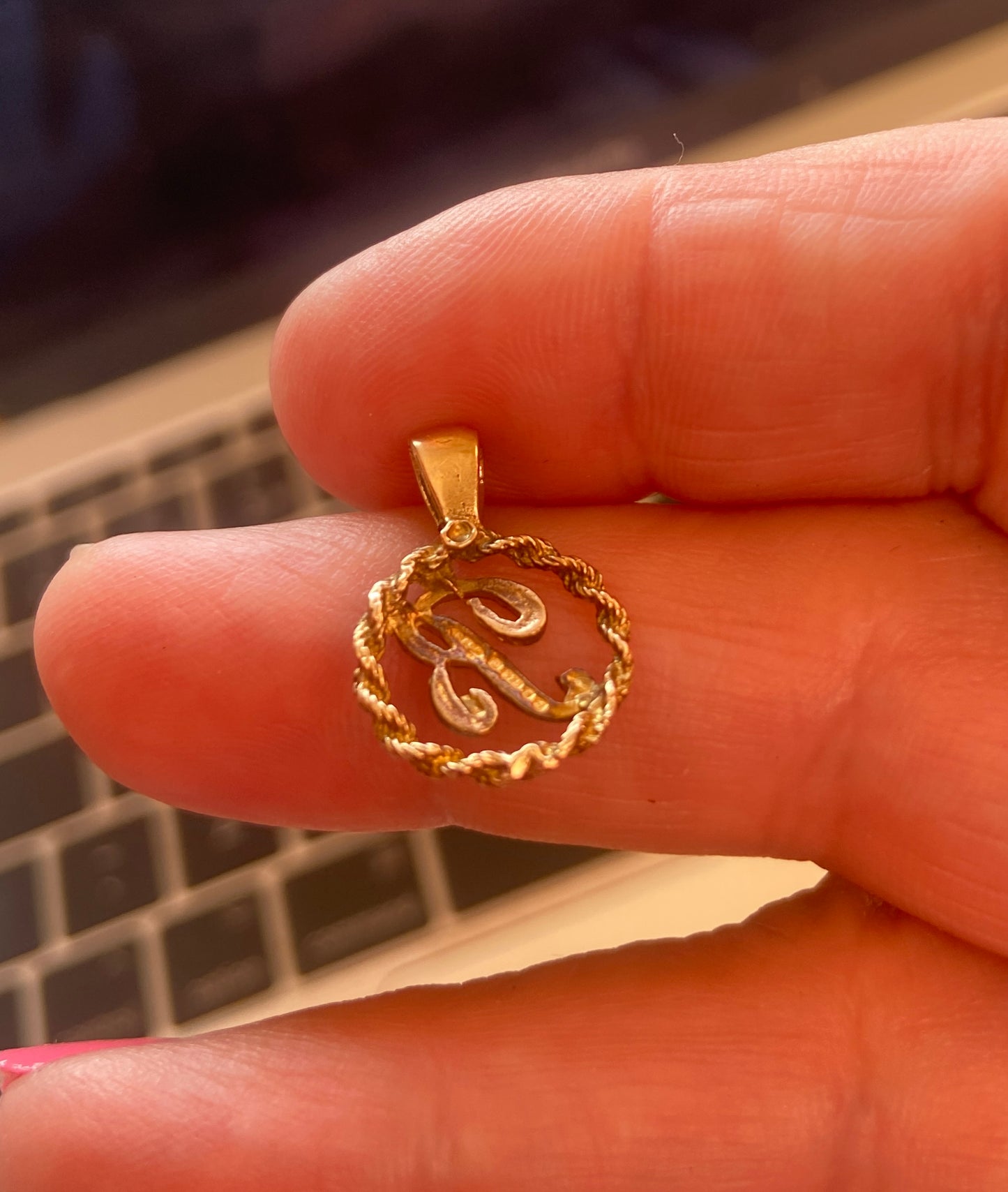 9ct vintage initial 'R' charm circa 1981 London