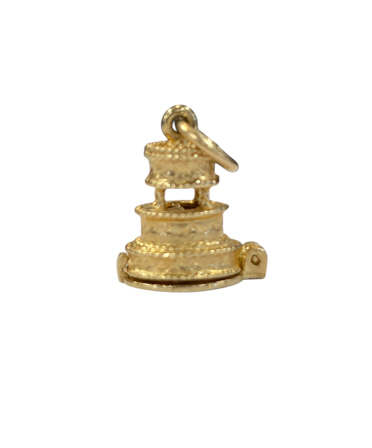 9ct vintage wedding cake charm, opening with couple inside. 3.2g