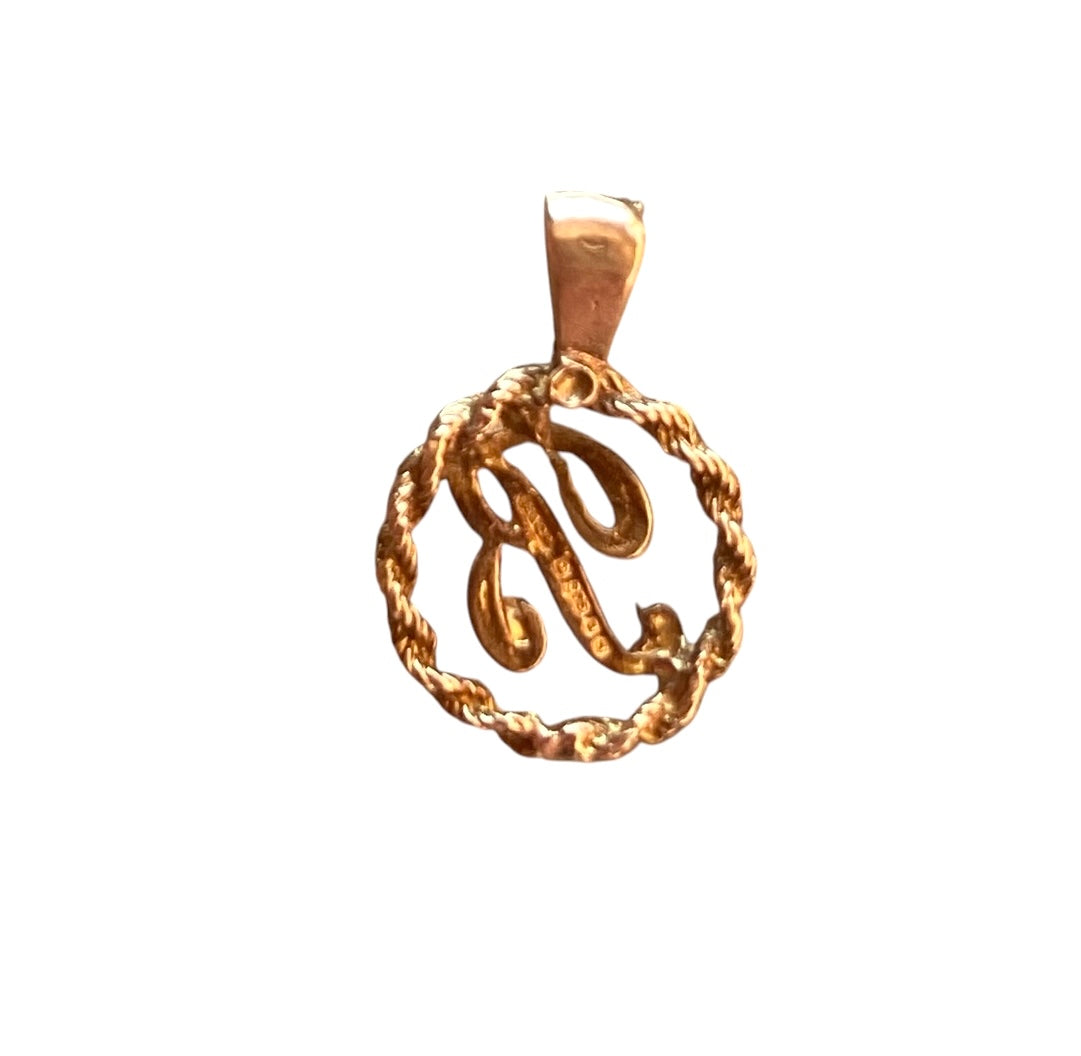 9ct vintage initial 'R' charm circa 1981 London