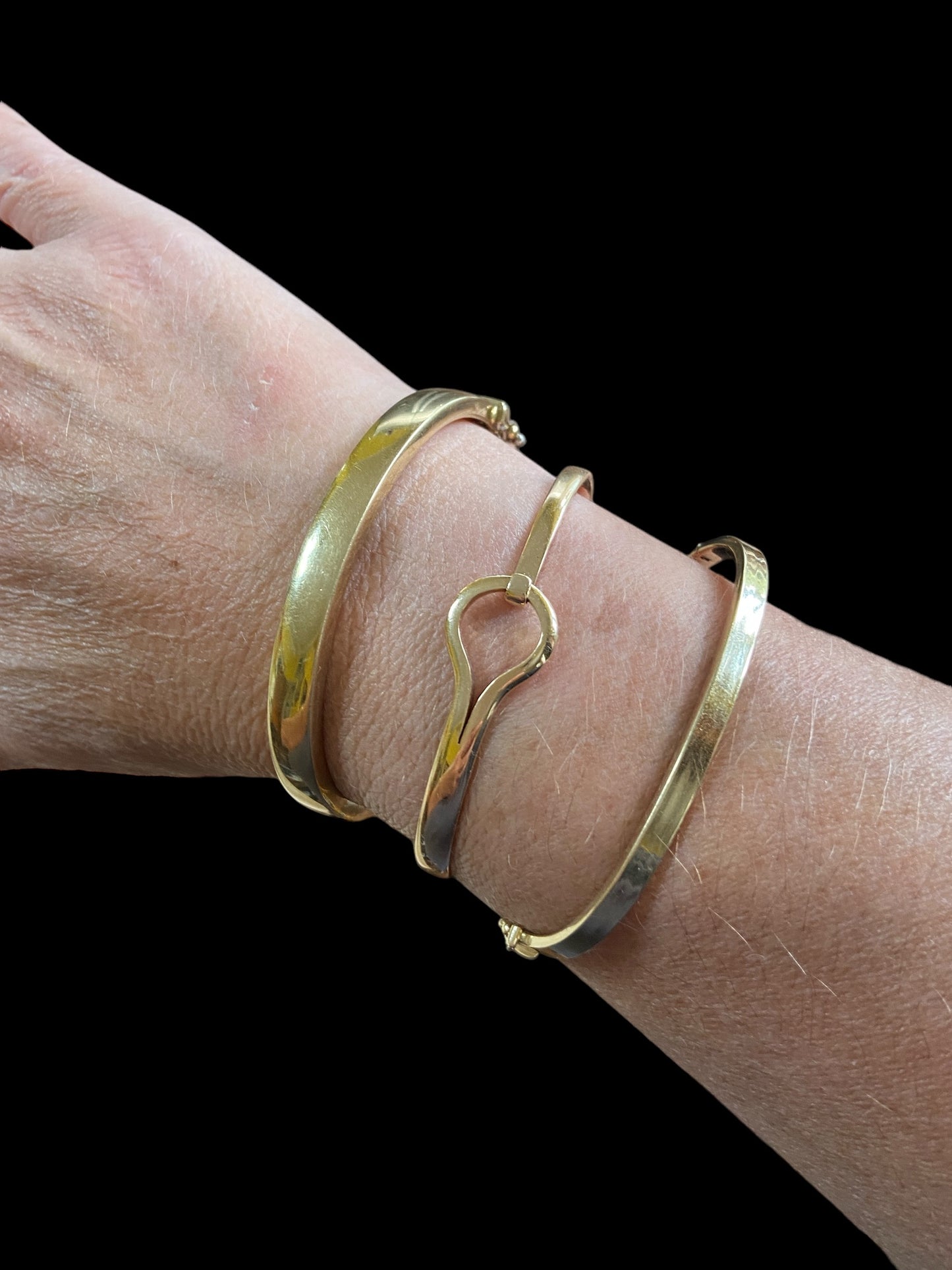 9ct preowned plain bangle. 11.2g yellow gold . Hollow