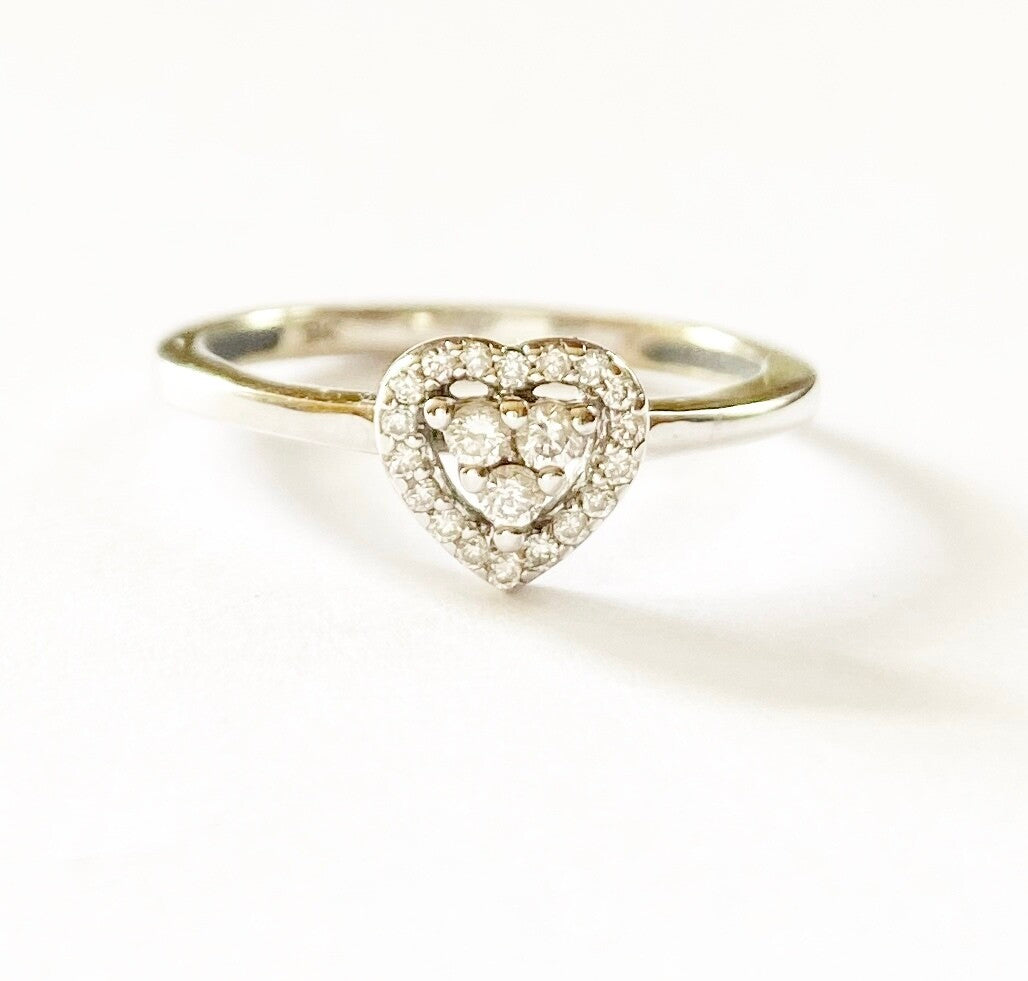 9ct pre owned white gold and diamond ring