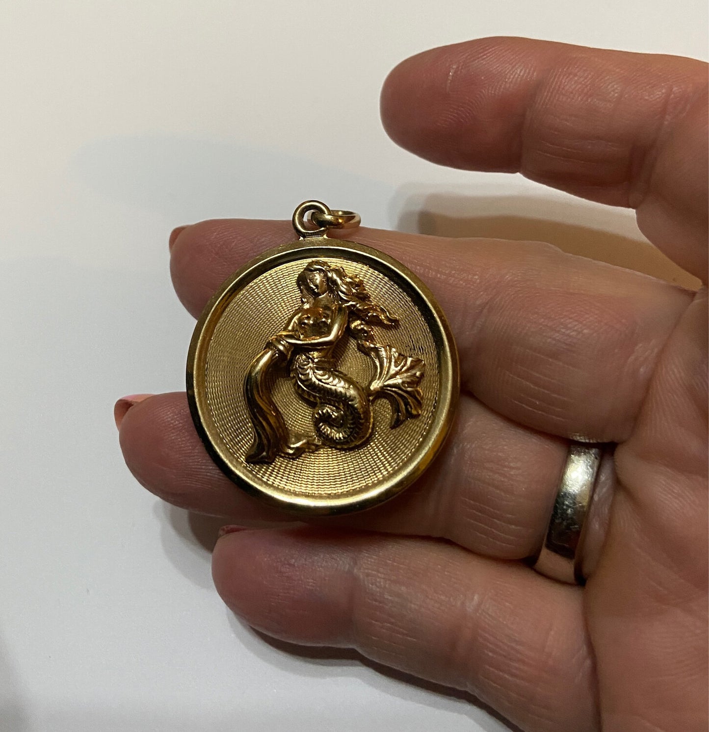 9ct pre owned large mermaid pendant 11.8g