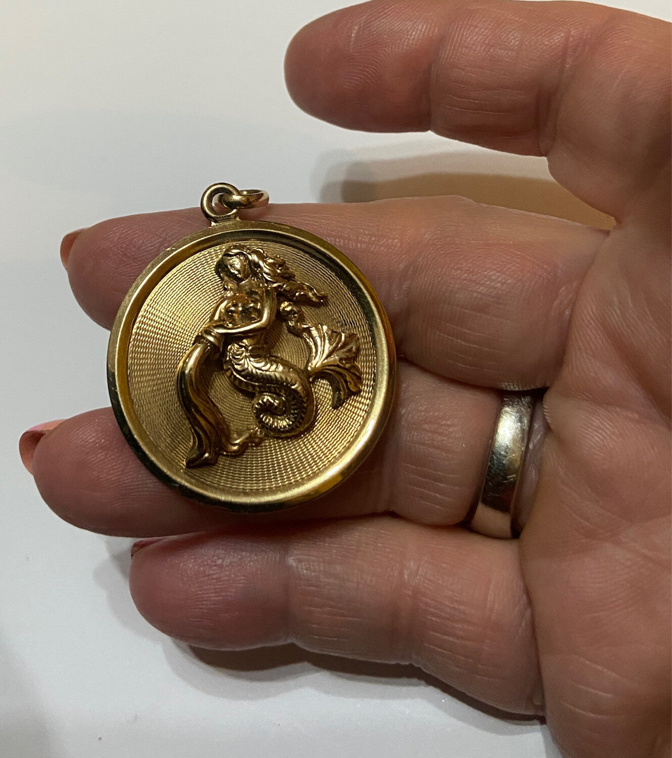 9ct pre owned large mermaid pendant 11.8g