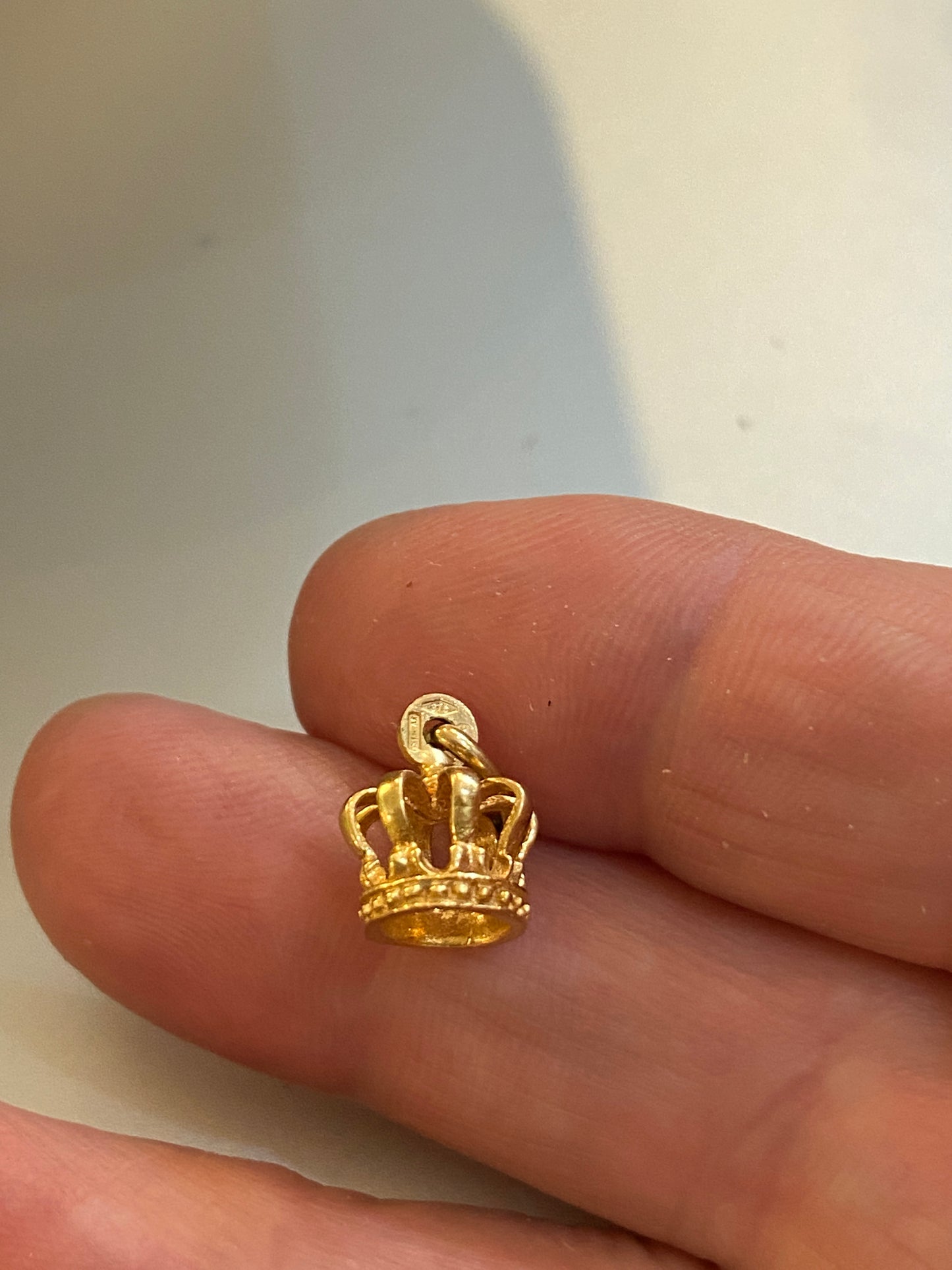 9ct vintage small crown charm / pendant. yellow gold
