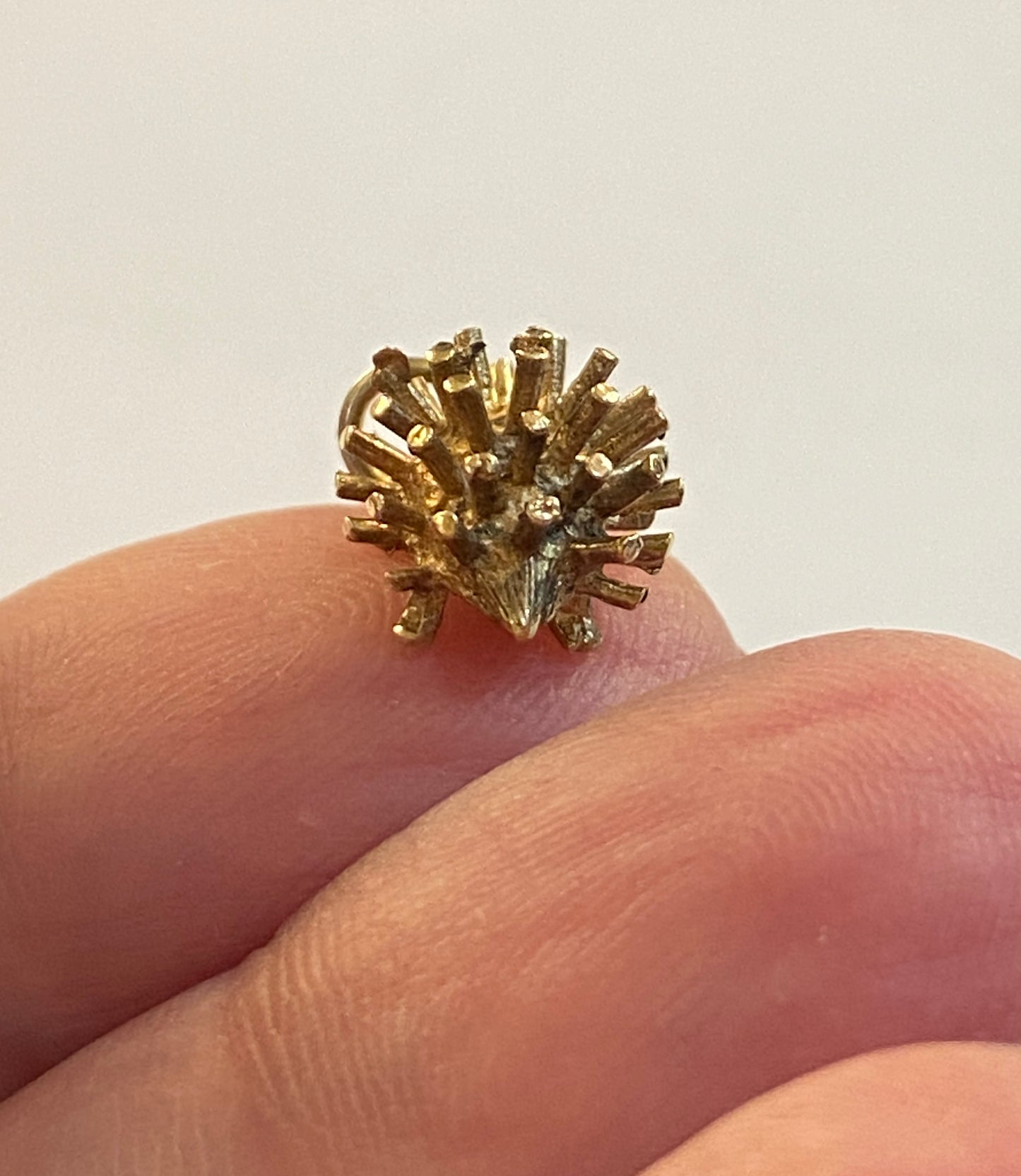 9CT VINTAGE !!!!!!!TINY!!!!! HEDGEHOG CHARM 1.0G