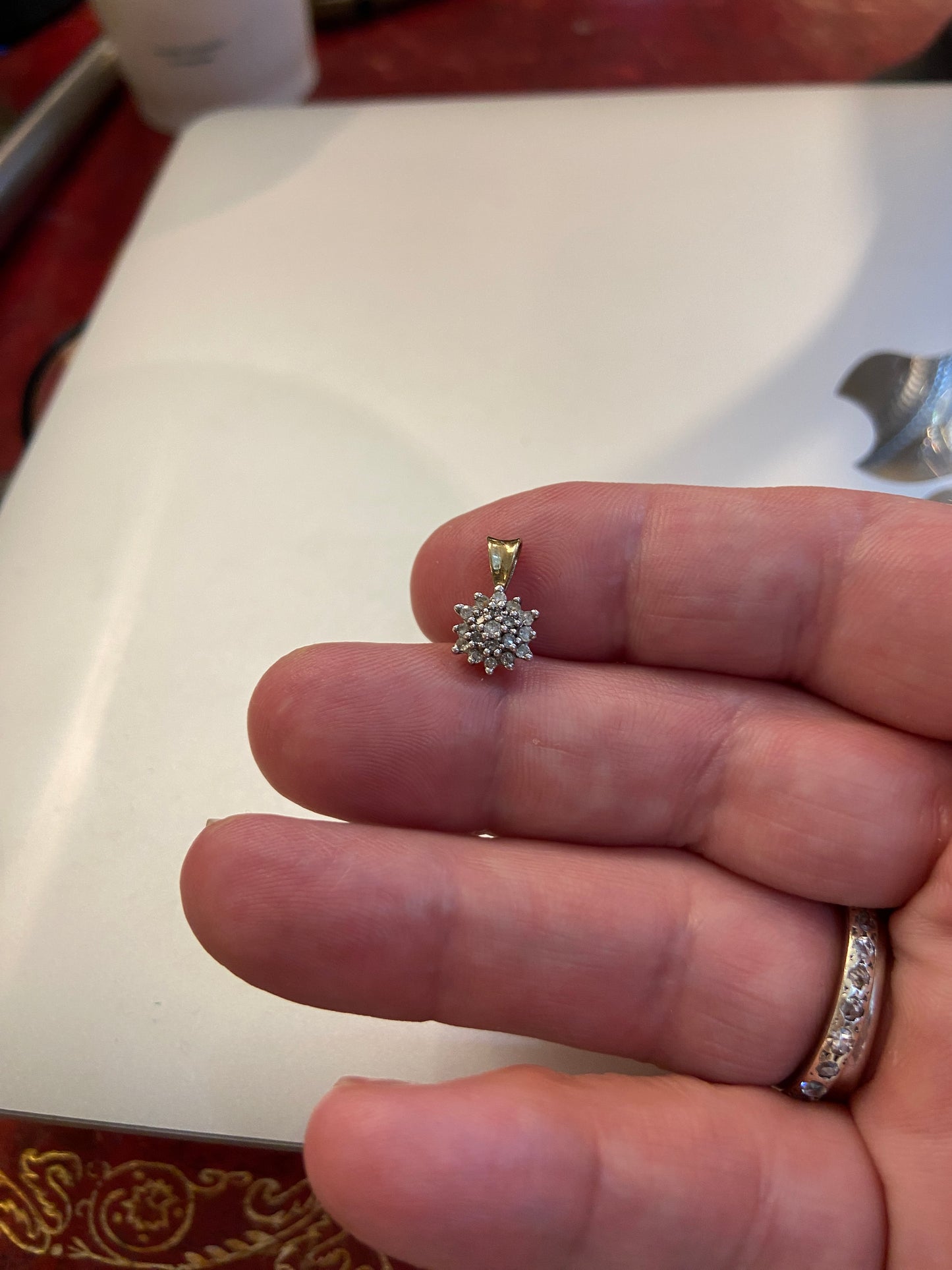 9ct vintage small diamond clustre. 0.8 g Edinburgh hallmark