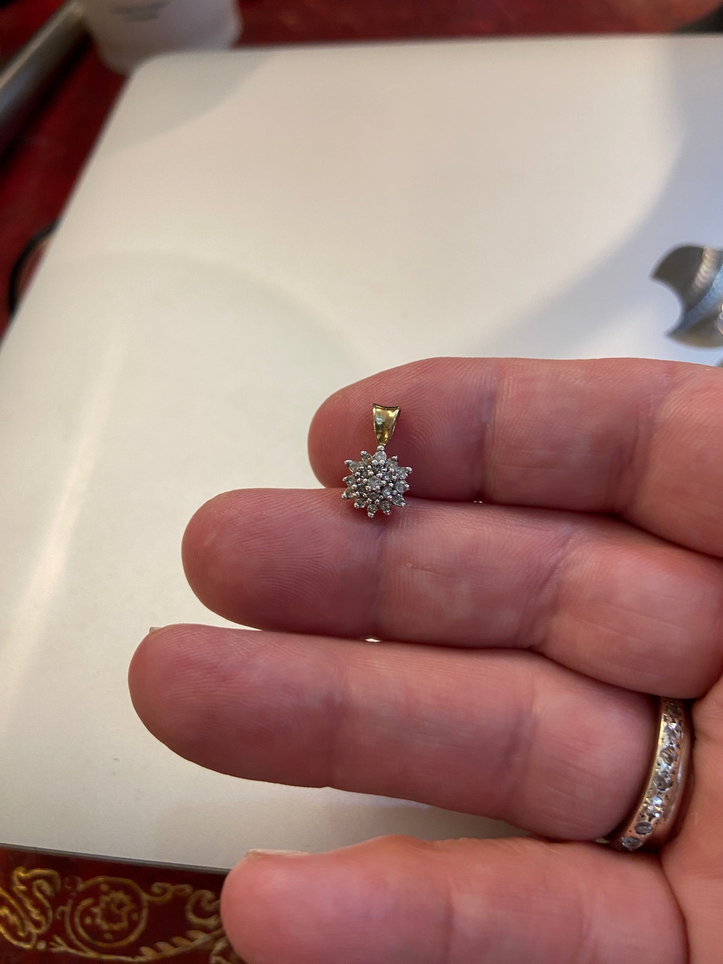 9ct vintage small diamond clustre. 0.8 g Edinburgh hallmark