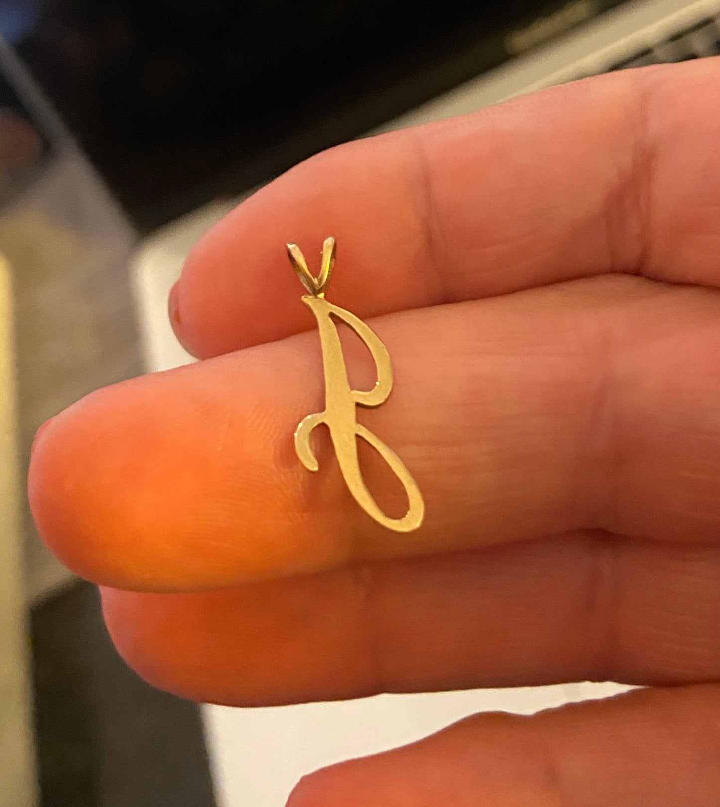 9ct pre owned initial G letter. italic charm - pendant