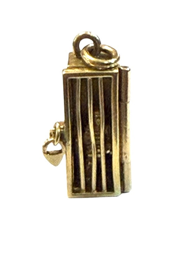 14ct vintage jail cell with convict inside 1.5g rare charm, fun charm