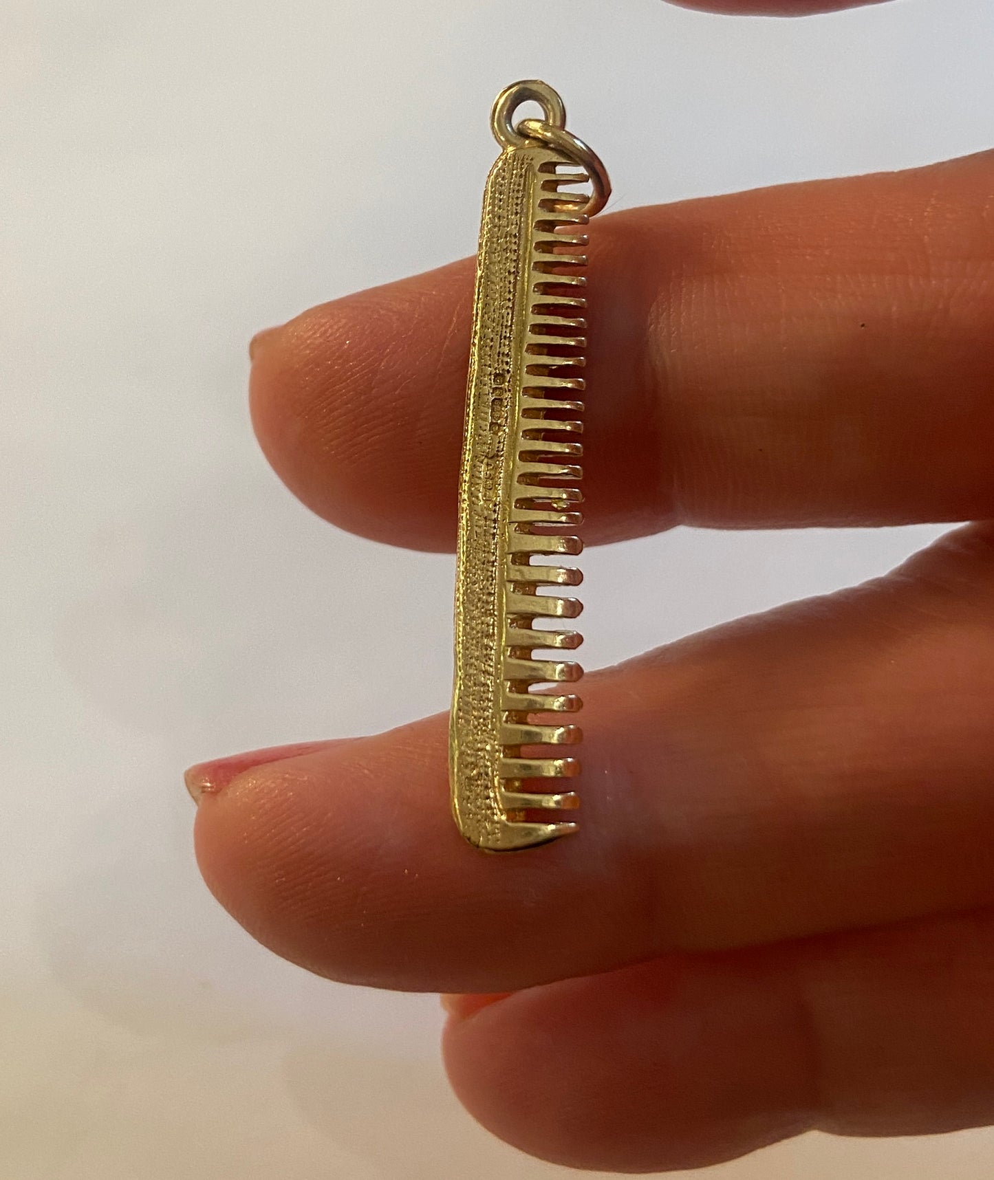 9ct 375 vintage gold unusual large Comb pendant