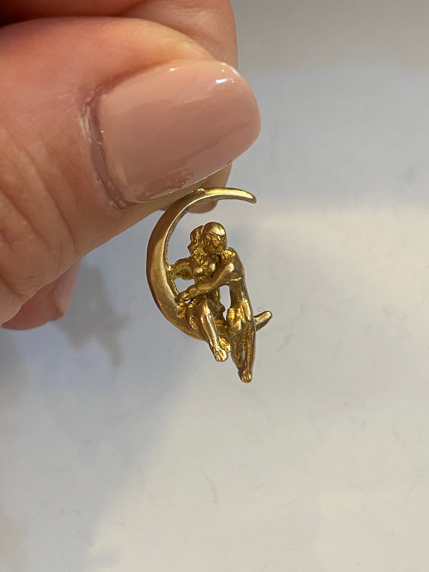 9ct vintage couple on moon charm. kissing, articulated circa 1960