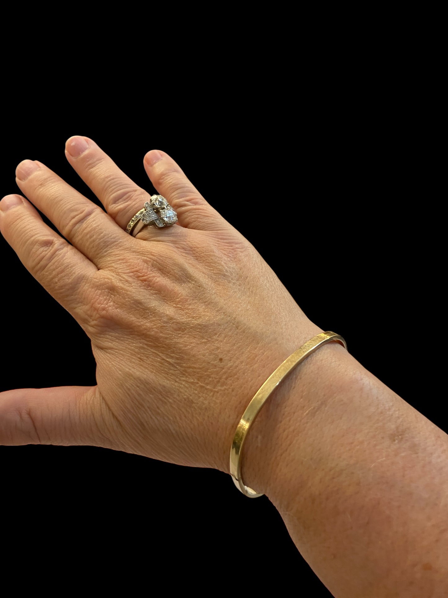 9ct vintage plain bangle. hinged, 6.2g