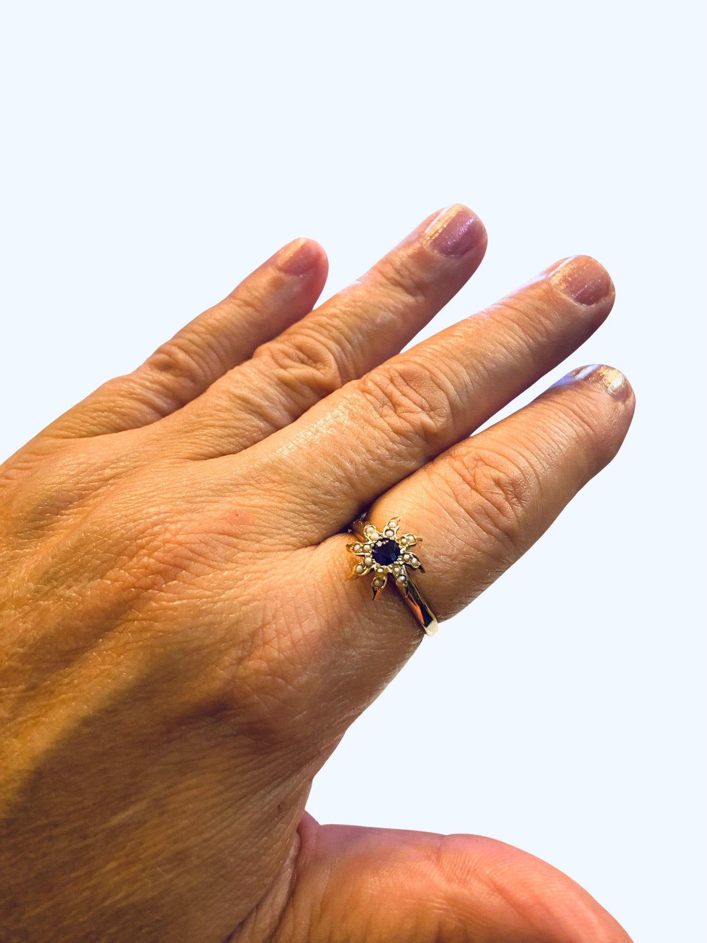 9ct vintage star / flower shape ring. amethyst and seed pearls ring size R 1/2