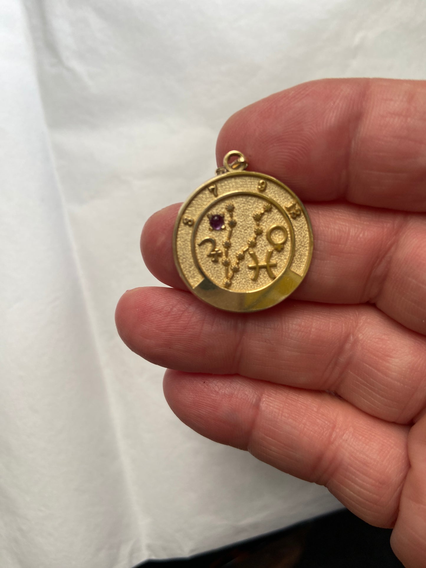 10ct pisces charm / pendant with celestial signs