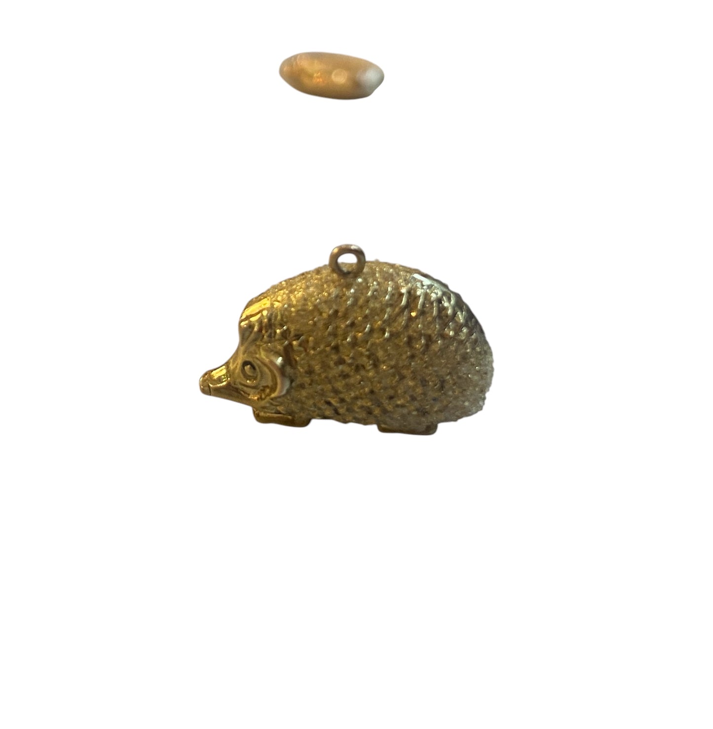 9CT VINTAGE HEDGEHOG CHARM. 0.9G