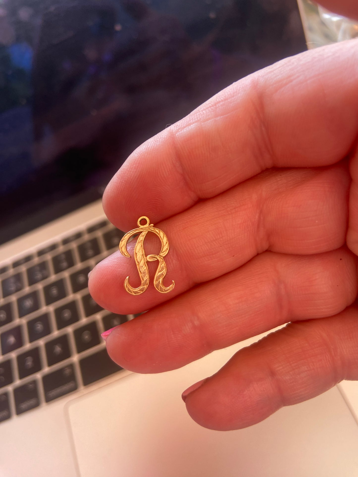 9ct vintage initial /letter "R". circa London 1972