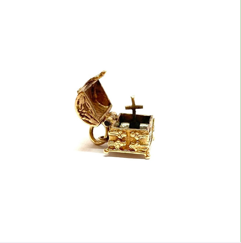 9ct 375 vintage gold treasure chest charm opening