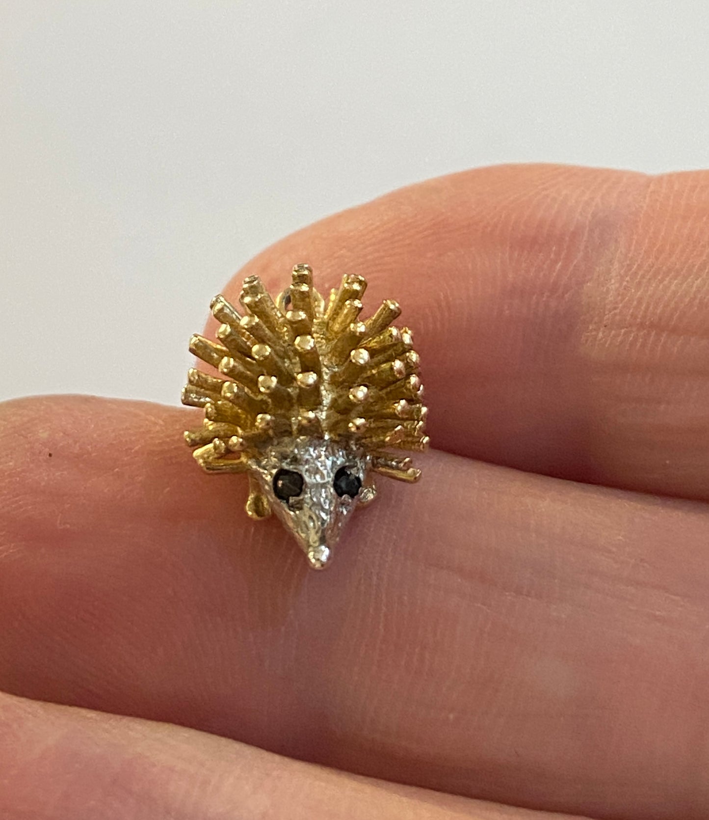 9c6t vintage hedgehog charm white and yellow gold. 2.6g