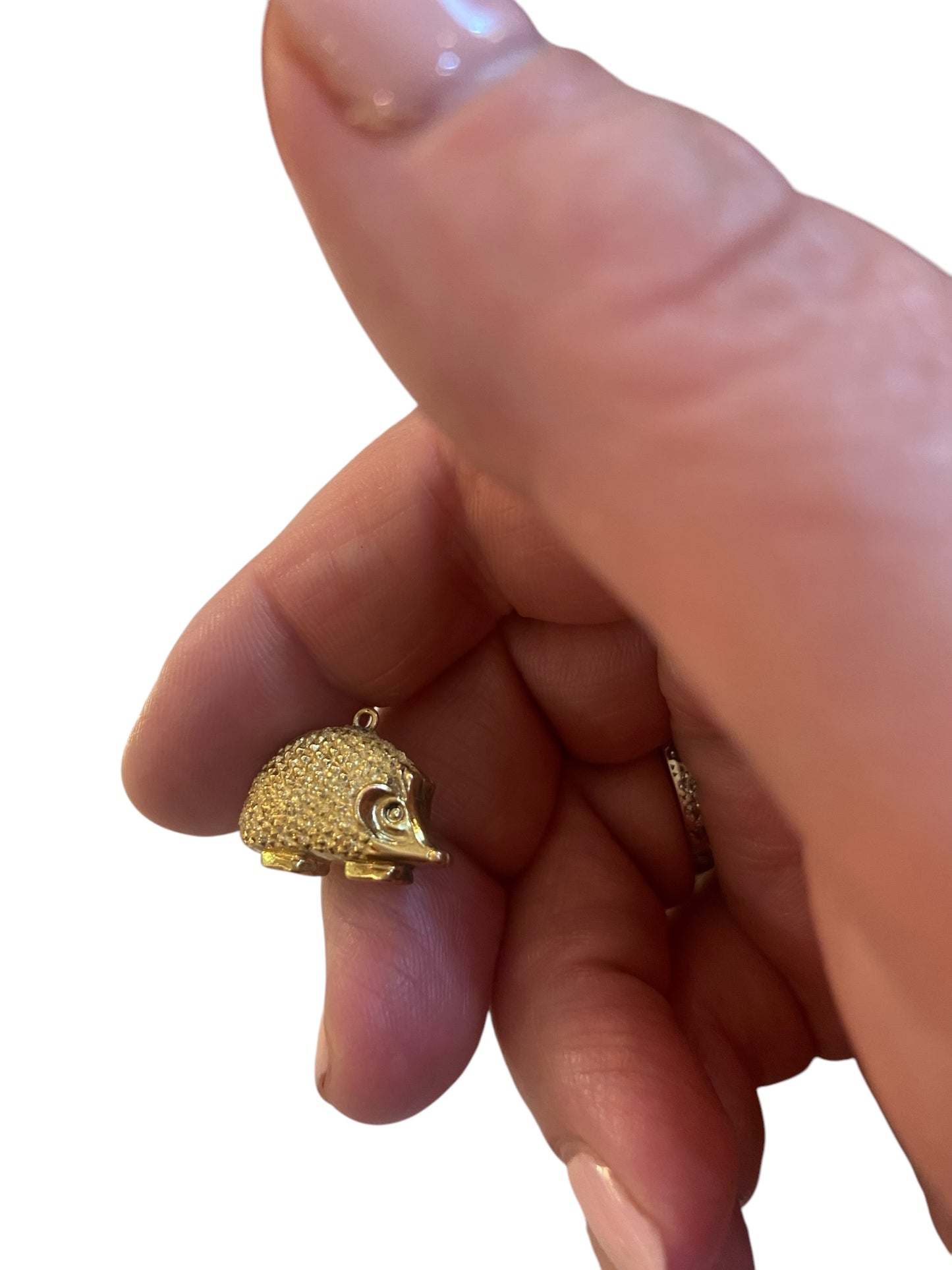 9CT VINTAGE HEDGEHOG CHARM. 0.9G