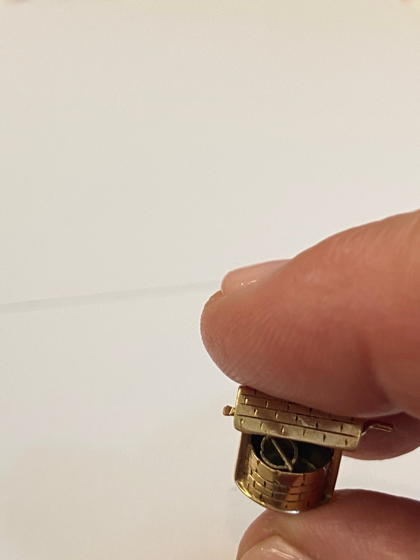 9ct vintage wishing well charm, articulated circa 1949