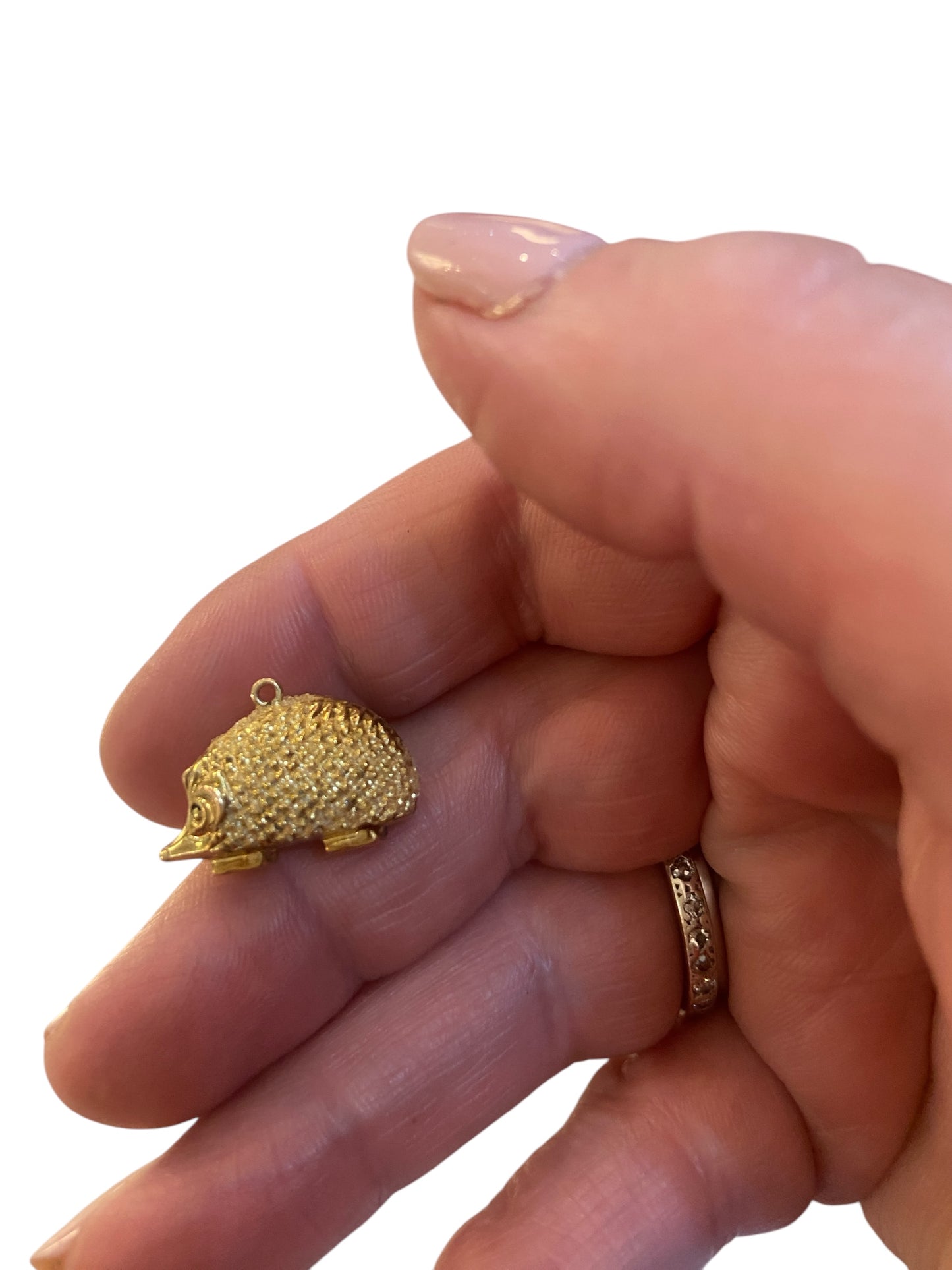 9CT VINTAGE HEDGEHOG CHARM. 0.9G