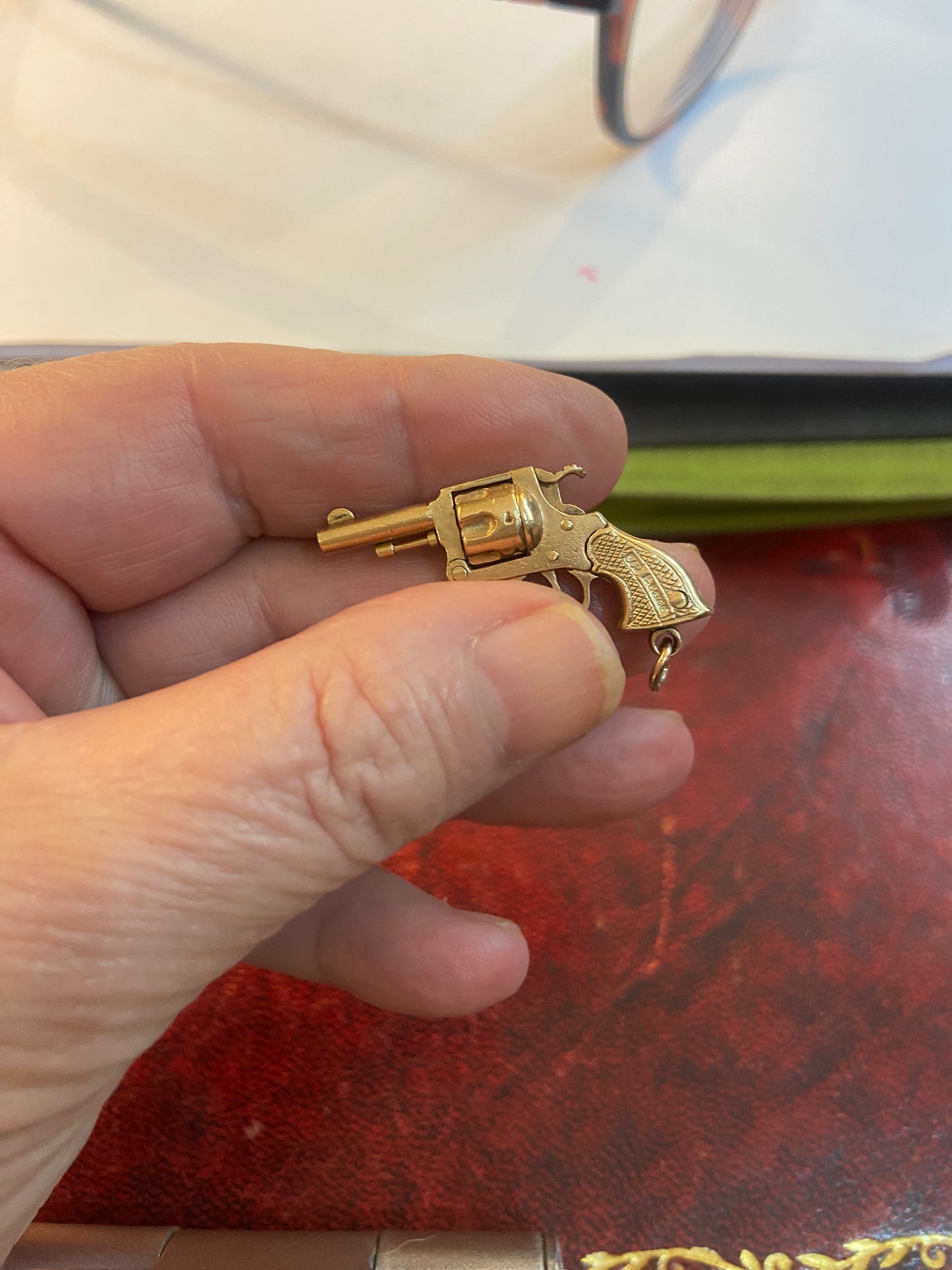 9ct vintage revolver / gun charm / pendant articulated circa 1961 6.8grams