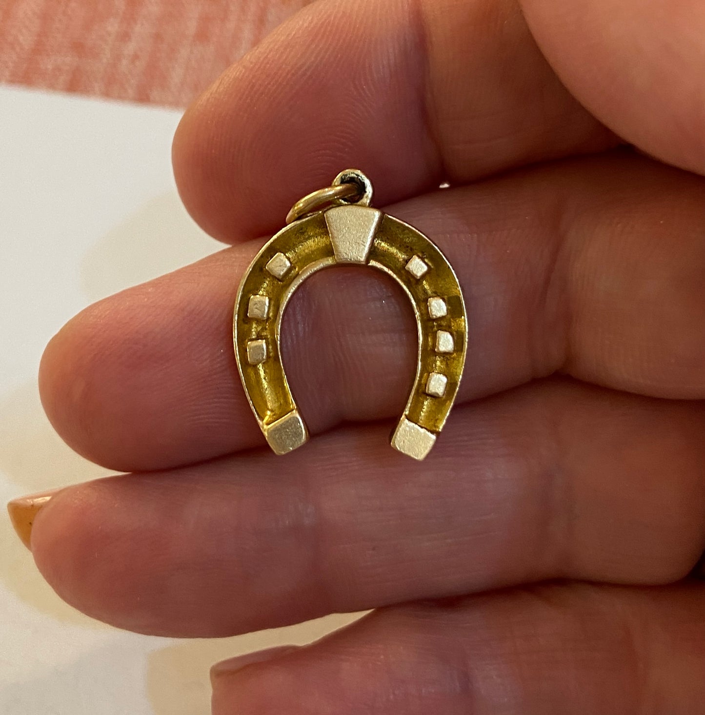 9ct vintage horseshoe charm / pendant circa 1989 (3.5g)