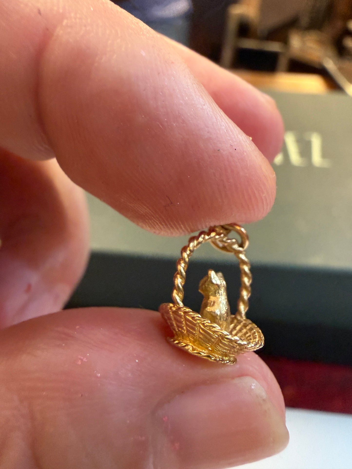 9ct vintage cat in basket charm 1.3g