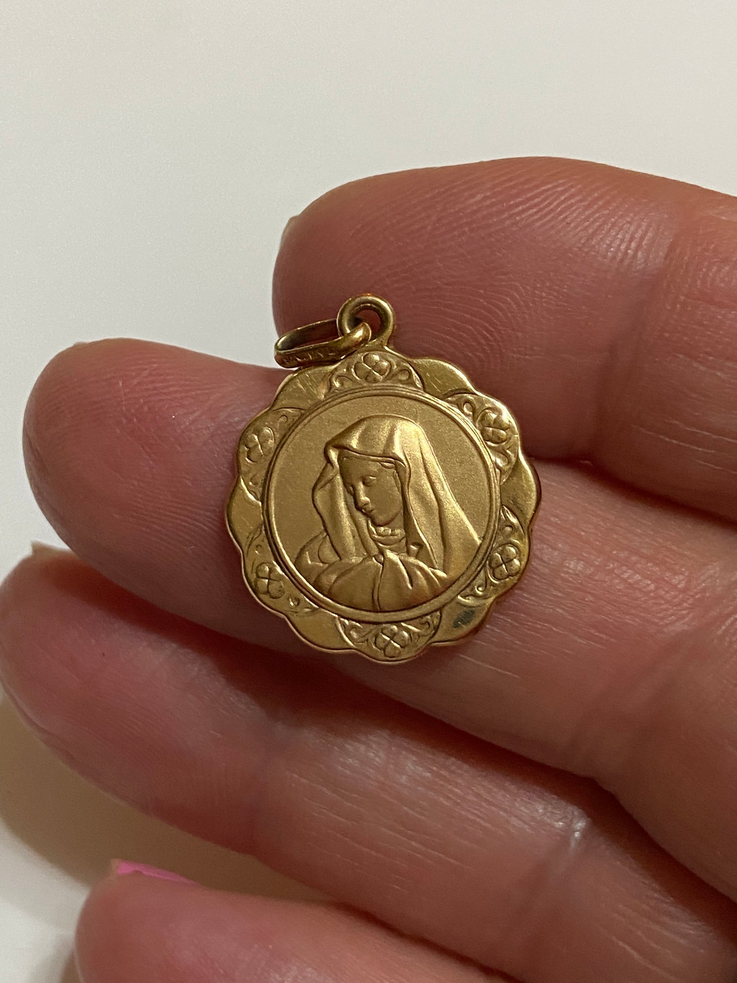 9ct vintage madonna / Mary pendant charm
