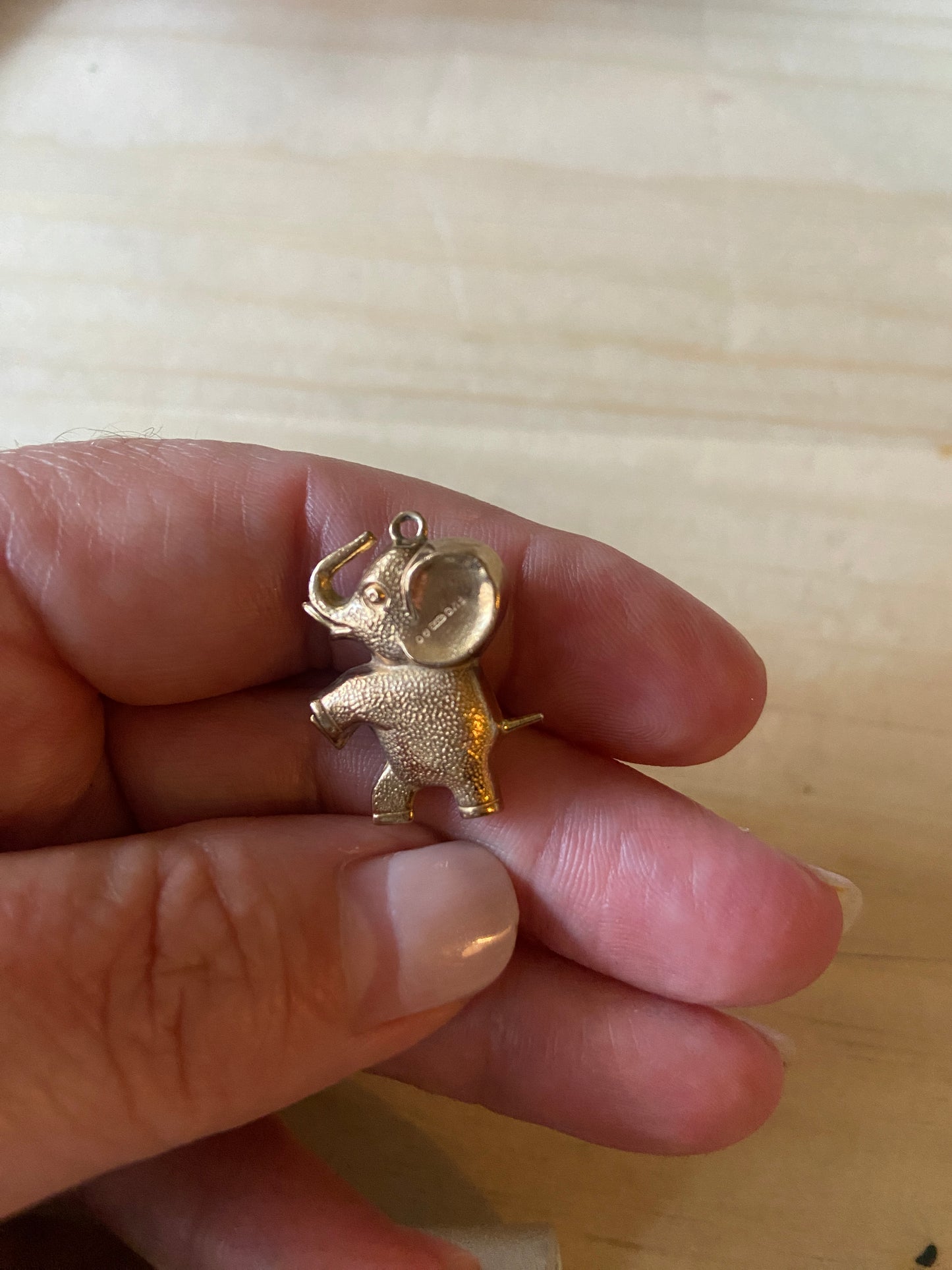 9CT VINTAGE ELEPHANT CHARM / PENDANT. CIRCA 1974 MAKER FM, HOLLOW