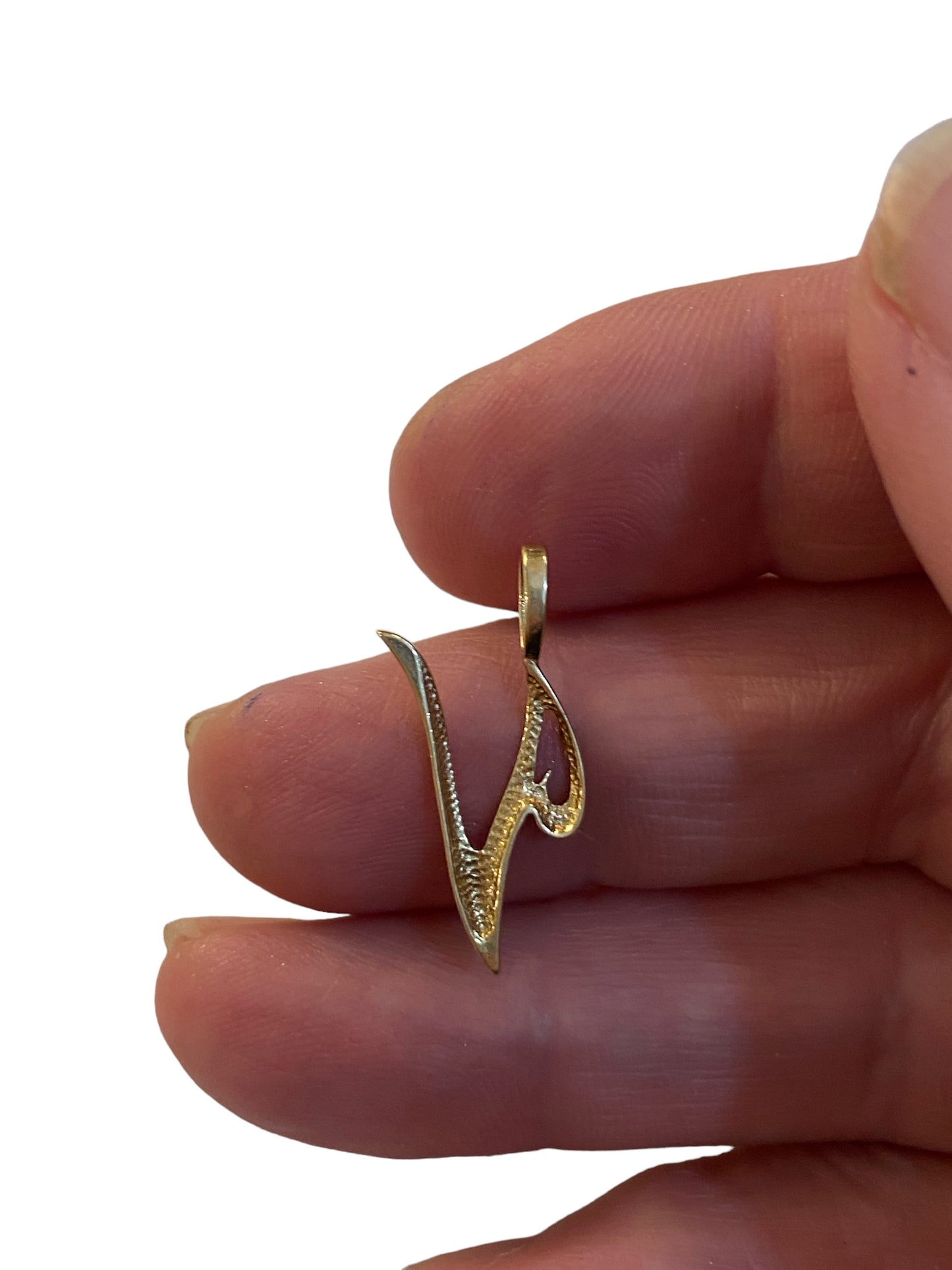 9ct preowned / vintage initial / letter 'V' charm pendant