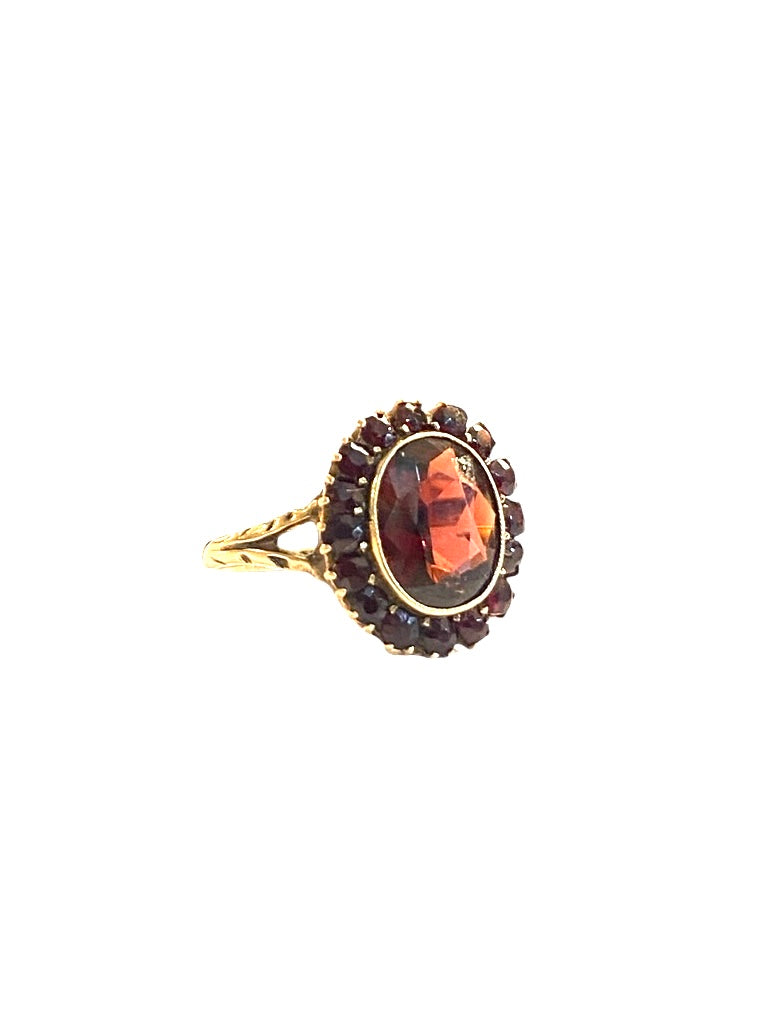 9ct vintage cocktail ring with red stone. ring size L
