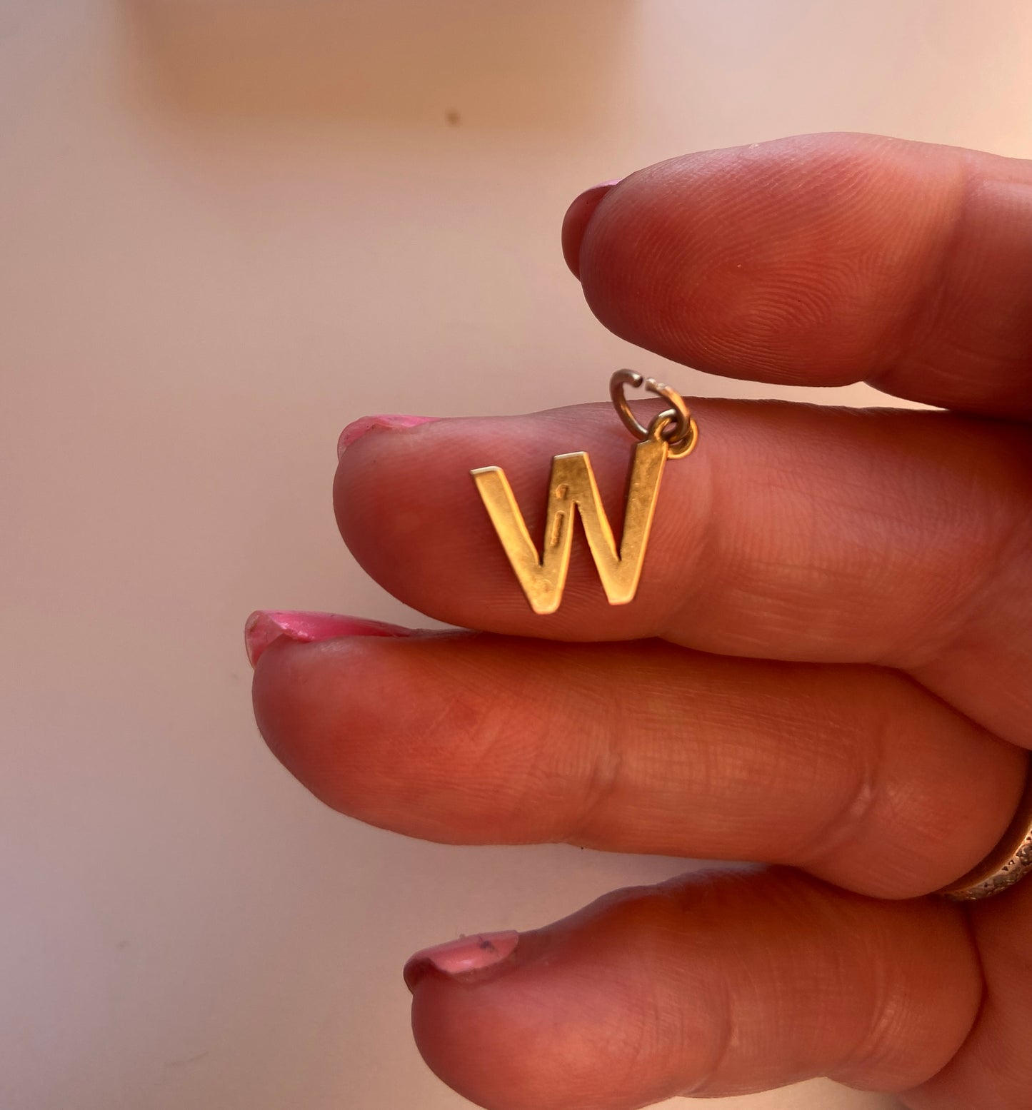 9ct pre owned initial / letter 'W' circa 1997