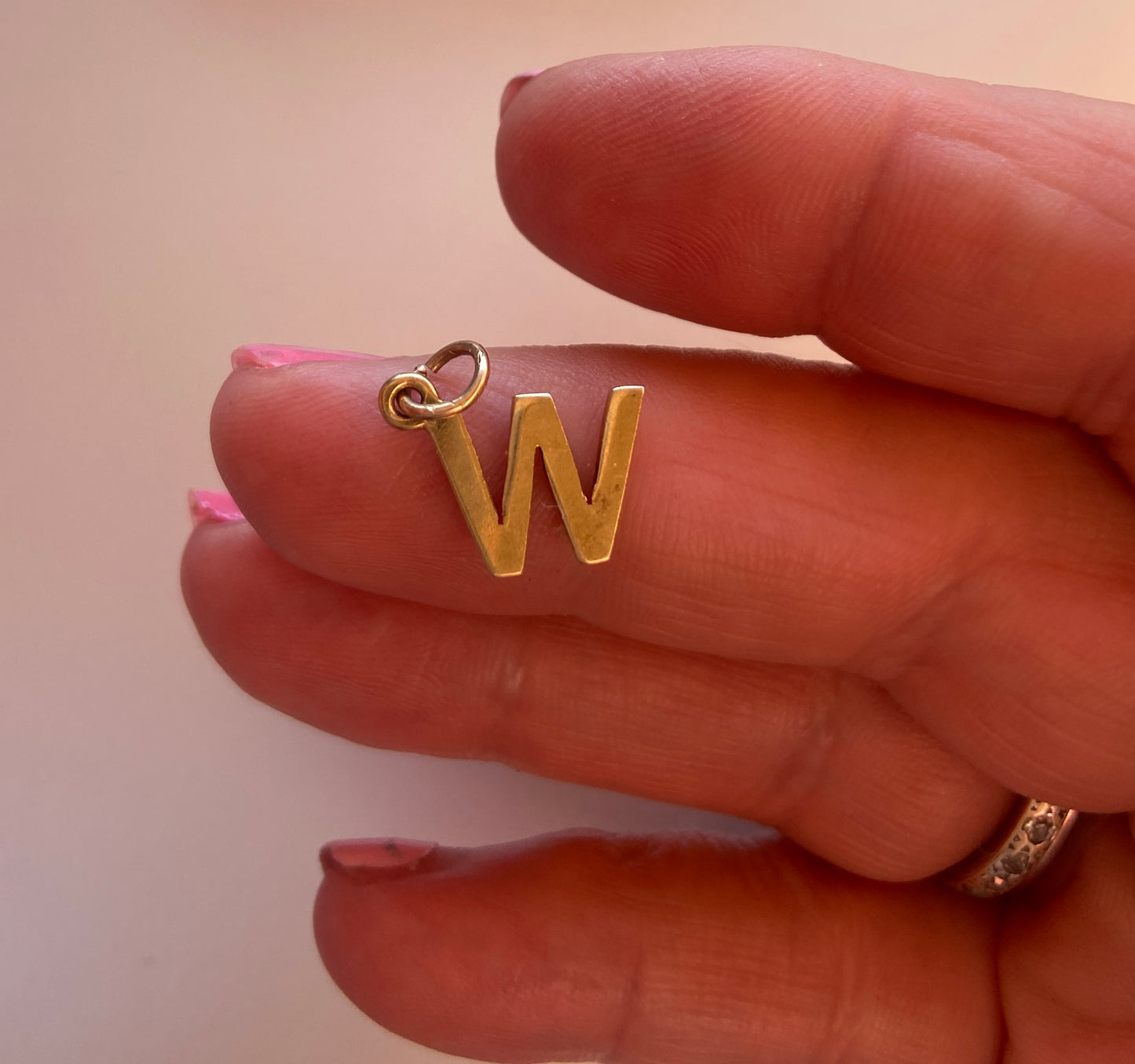 9ct pre owned initial / letter 'W' circa 1997
