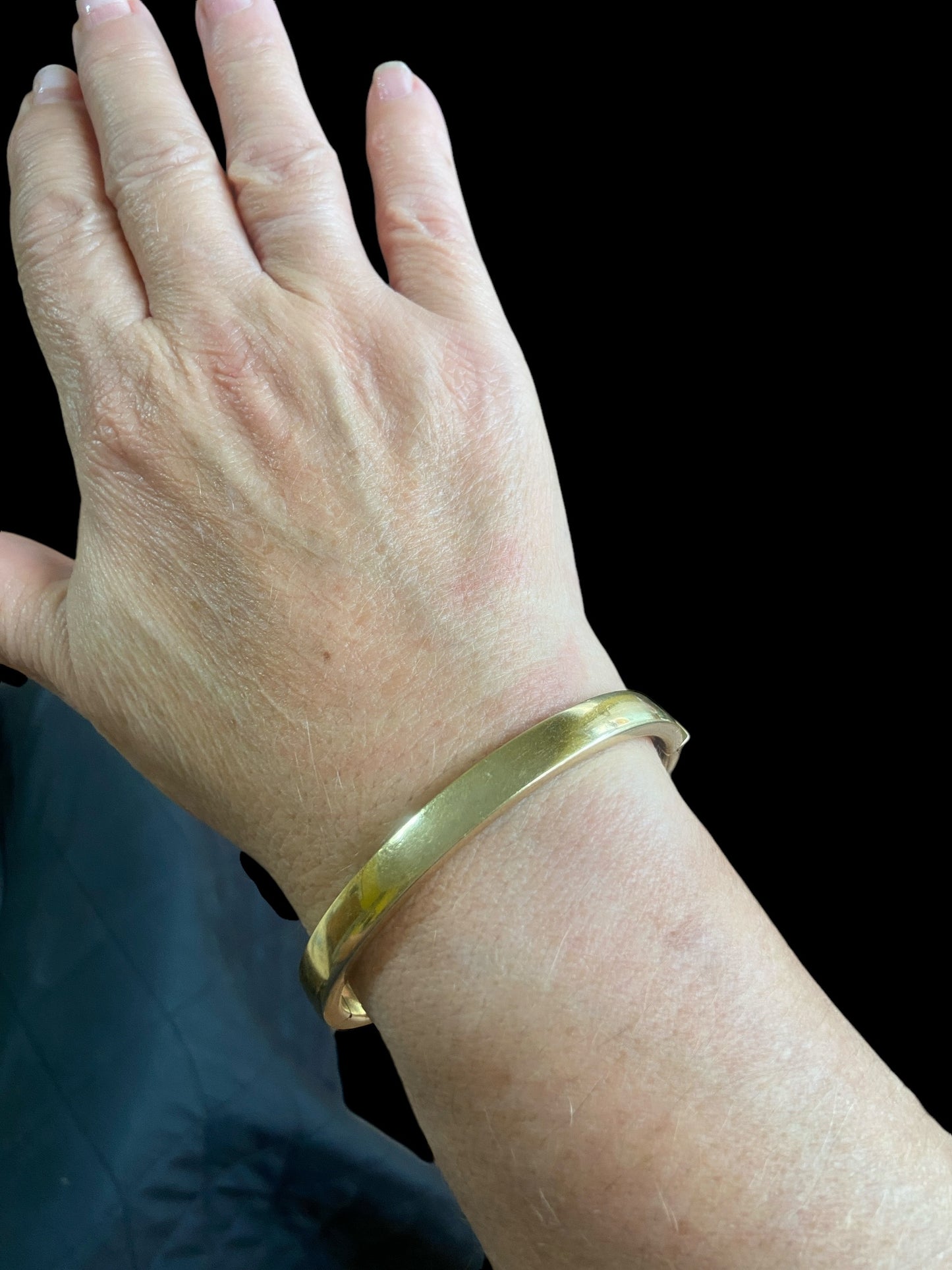 9ct preowned plain bangle. 11.2g yellow gold . Hollow