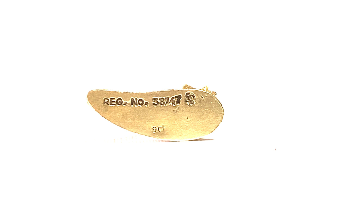 9ct vintage kangaroo and baby charm, with registration marks. 3.5g