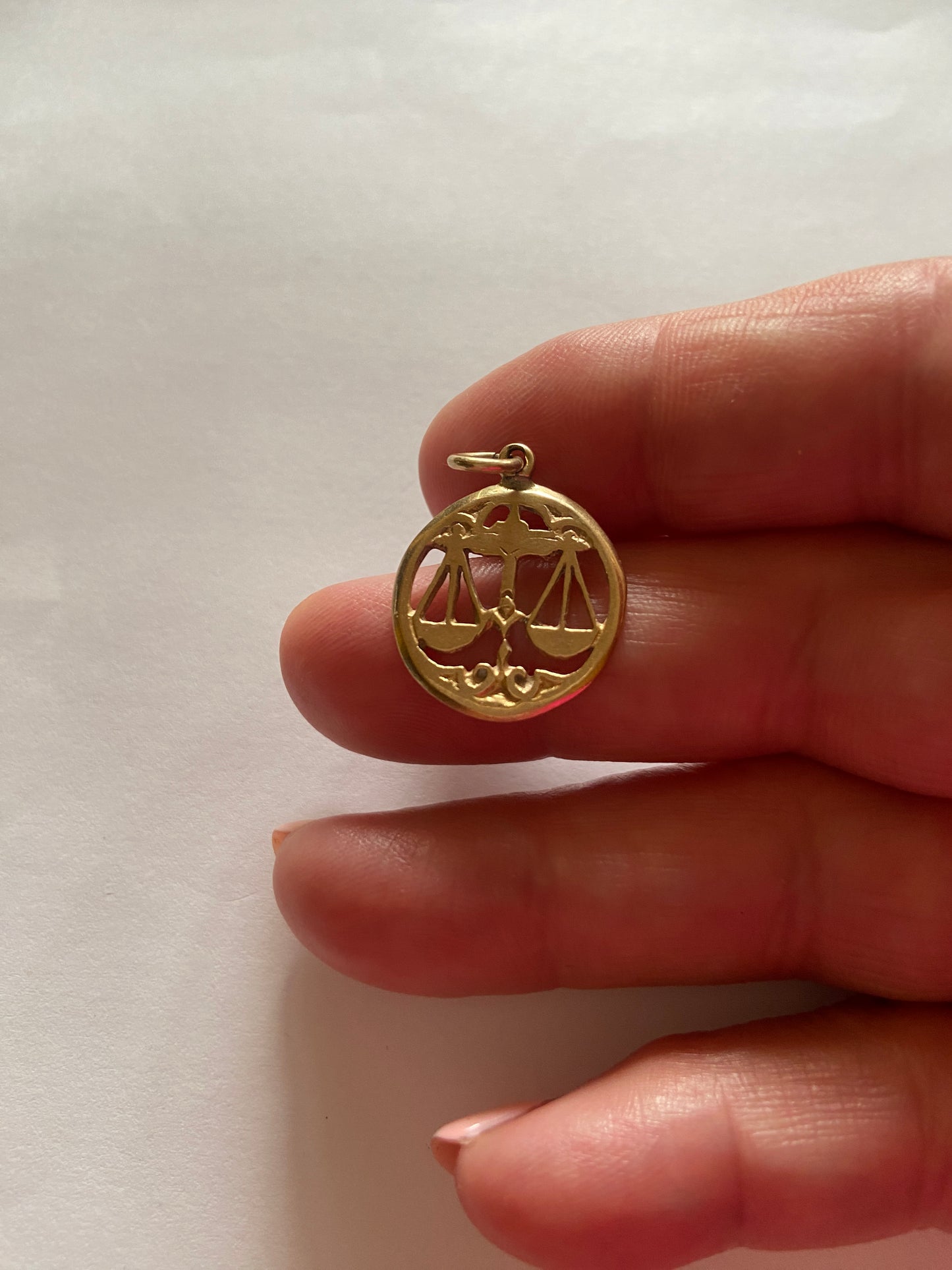 9ct 375 vintage libra / scales charm-pendant circa 1973