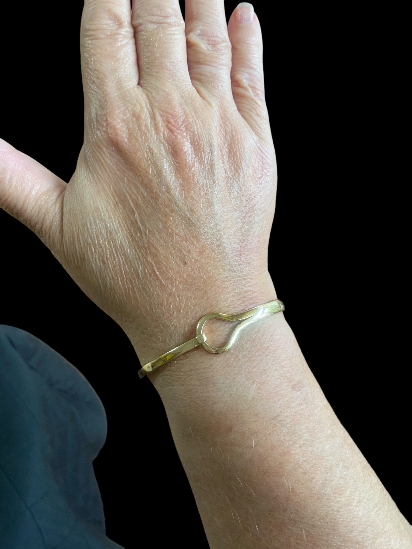 9ct vintage hook clasp bangle. 12.8g circa 1980 London
