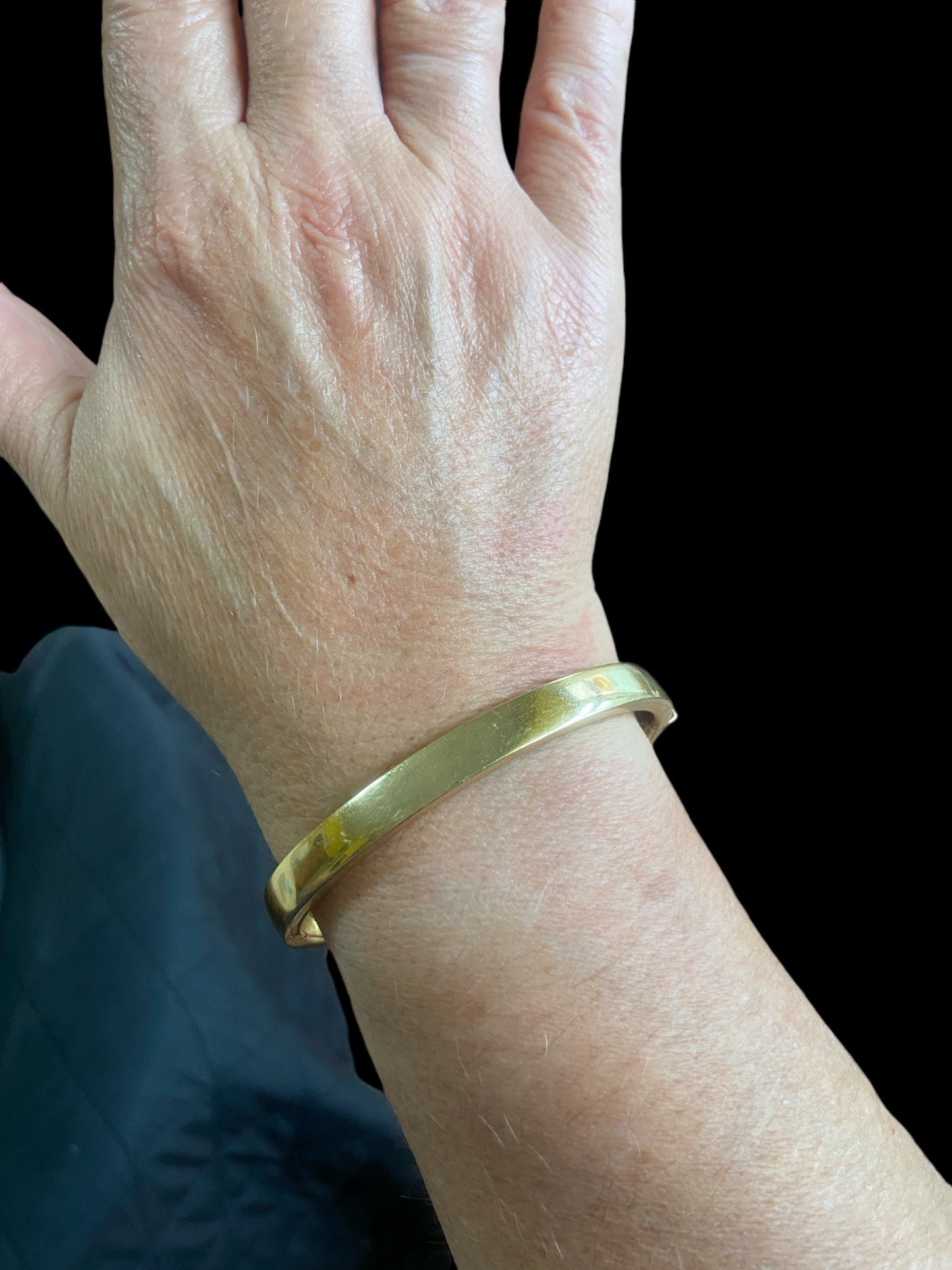 9ct preowned plain bangle. 11.2g yellow gold . Hollow