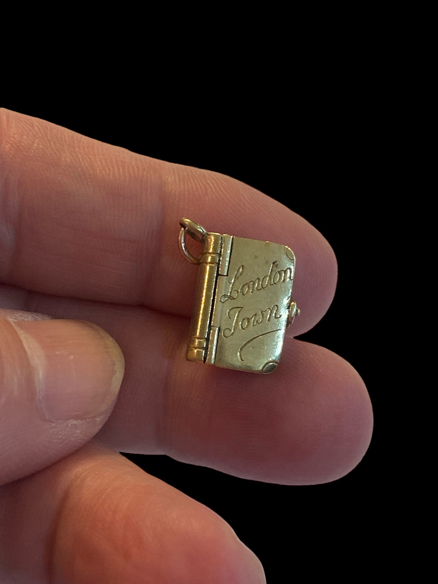 9ct vintage book charm 'London town' opening