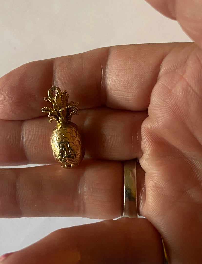 9ct pineapple charm vintage solid gold 4.4g