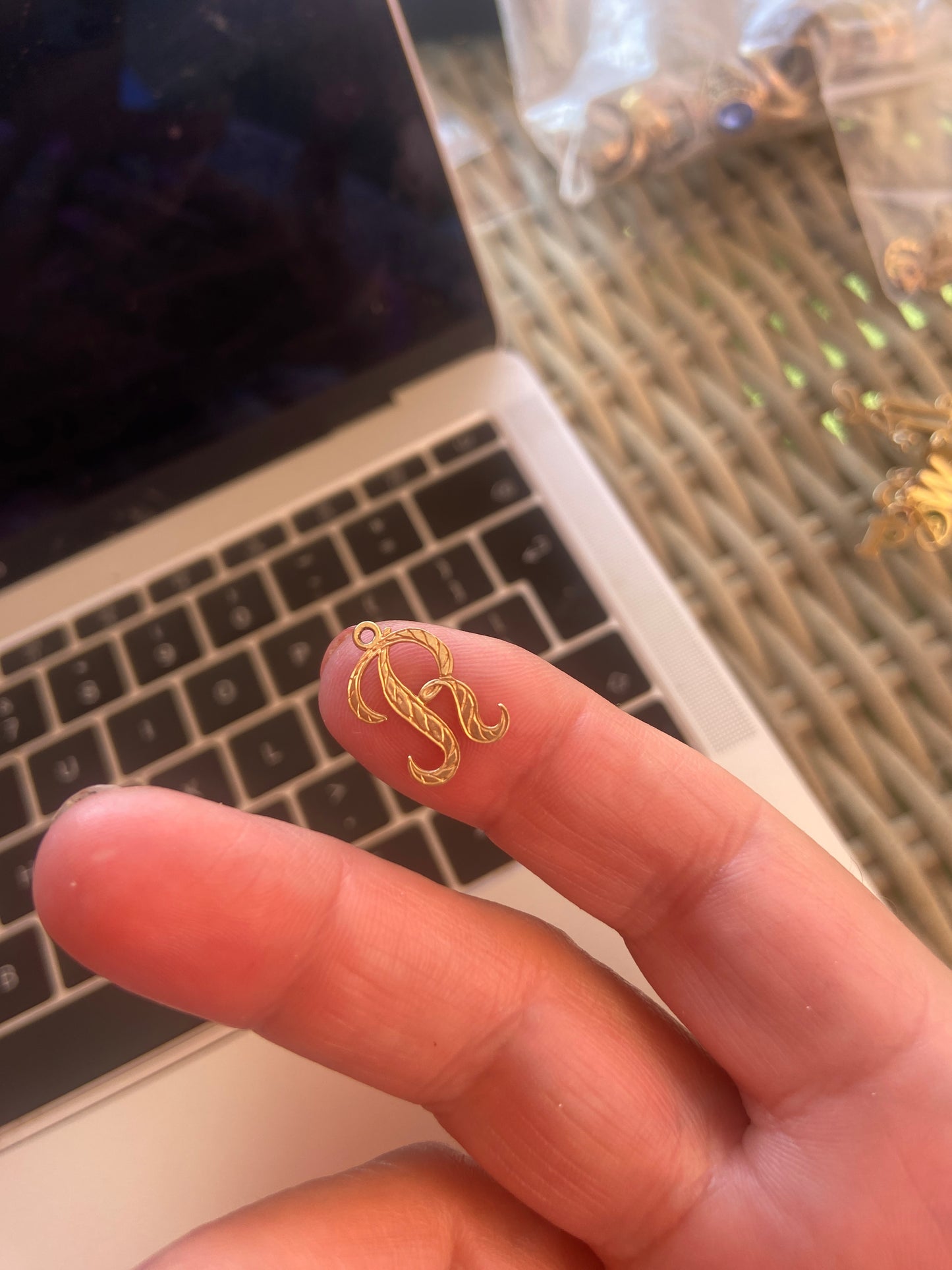 9ct vintage initial /letter "R". circa London 1972