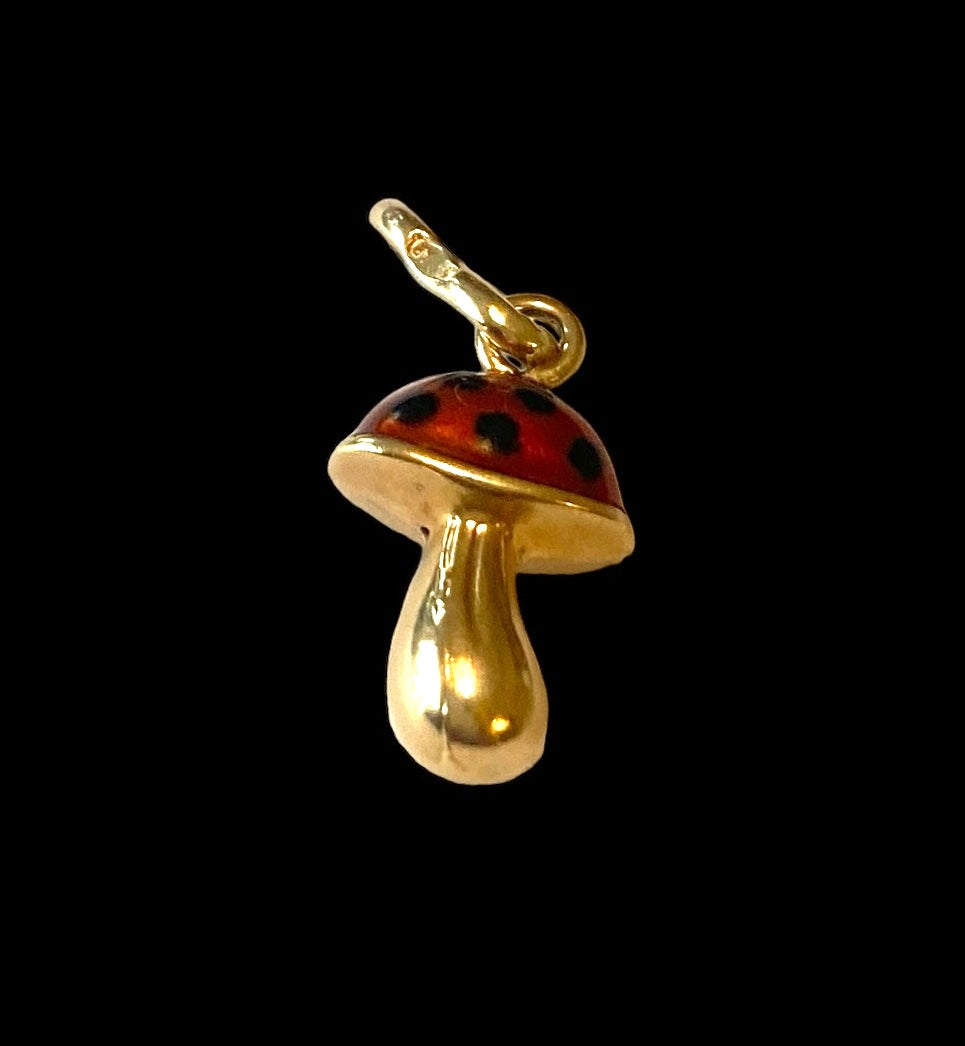18ct 750 pre owned enamel mushroom charm / pendant
