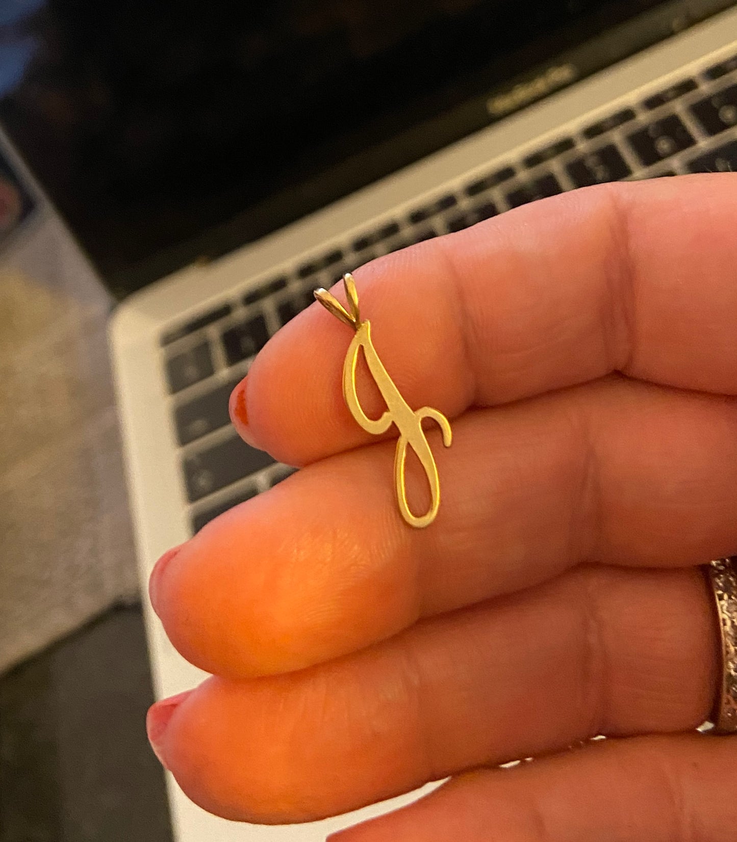 9ct pre owned initial G letter. italic charm - pendant